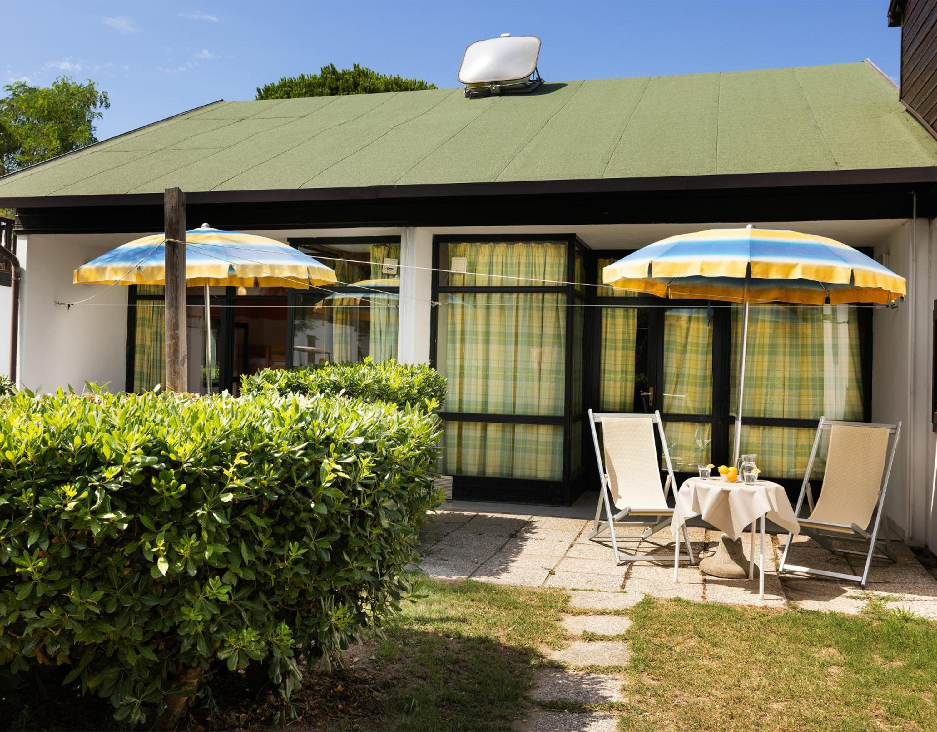 Bungalow (3rd to 5th line) - Ground floor with air conditioning, one double room and one open space with bunk bed. First floor one twin room, no air conditioning - NO PETS ALLOWED