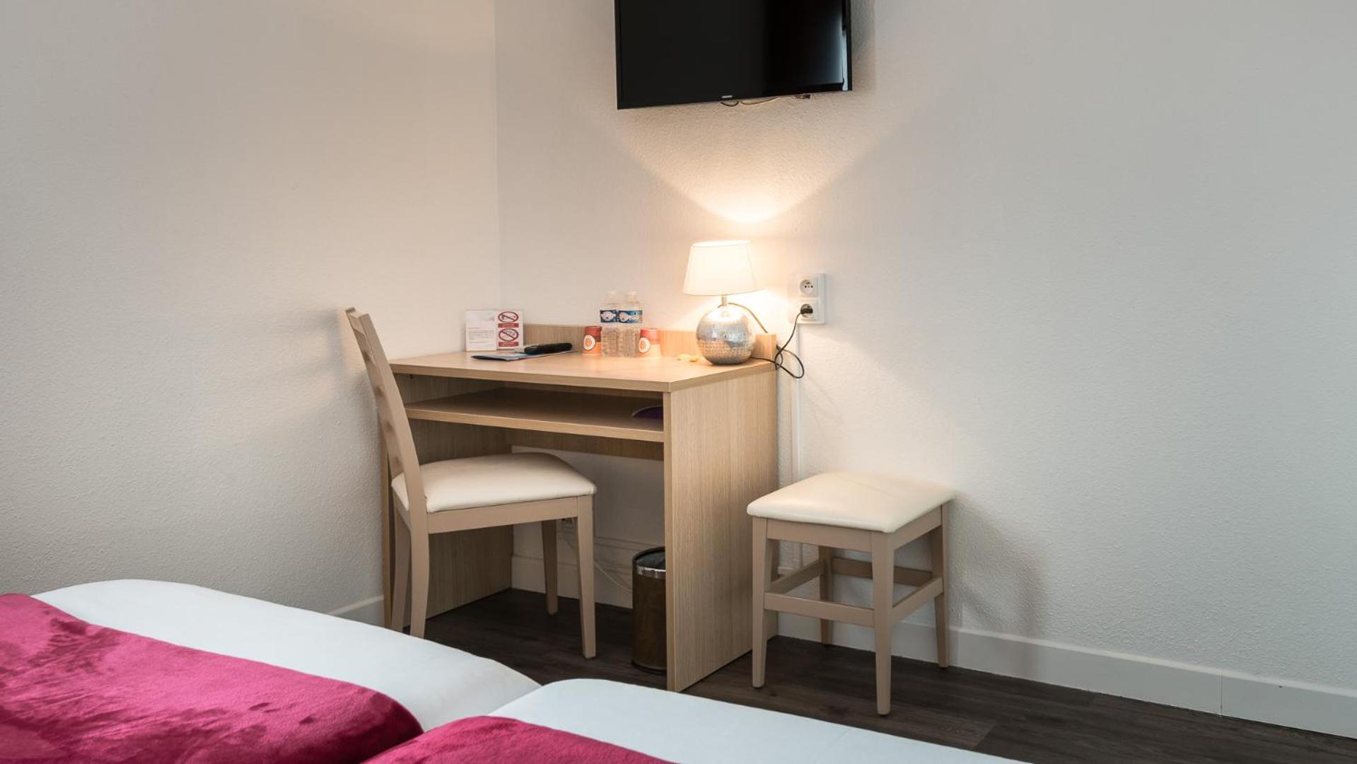 Standard Twin Room - Photo 8