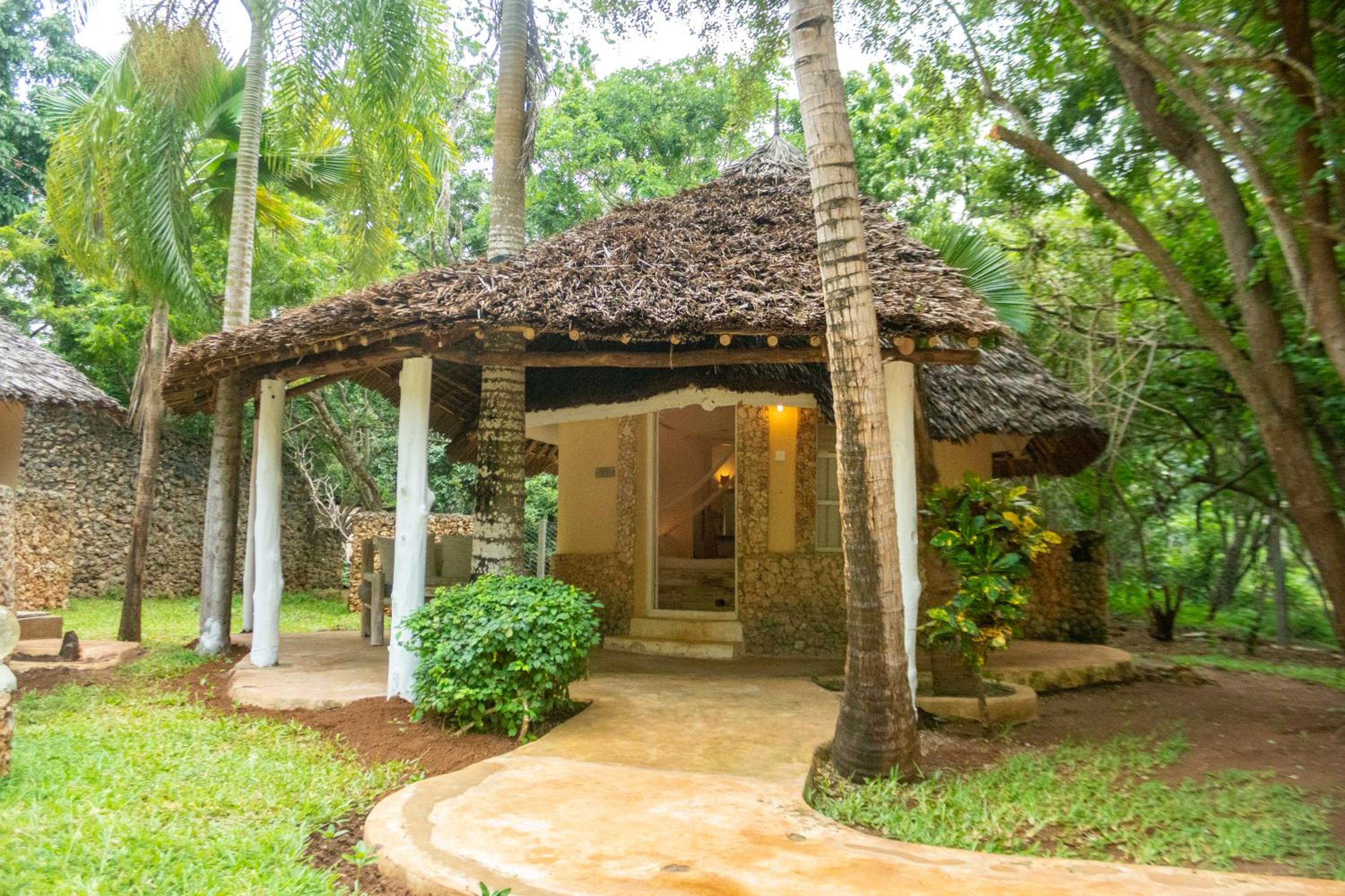 Double Room with Pool View - Photo 4