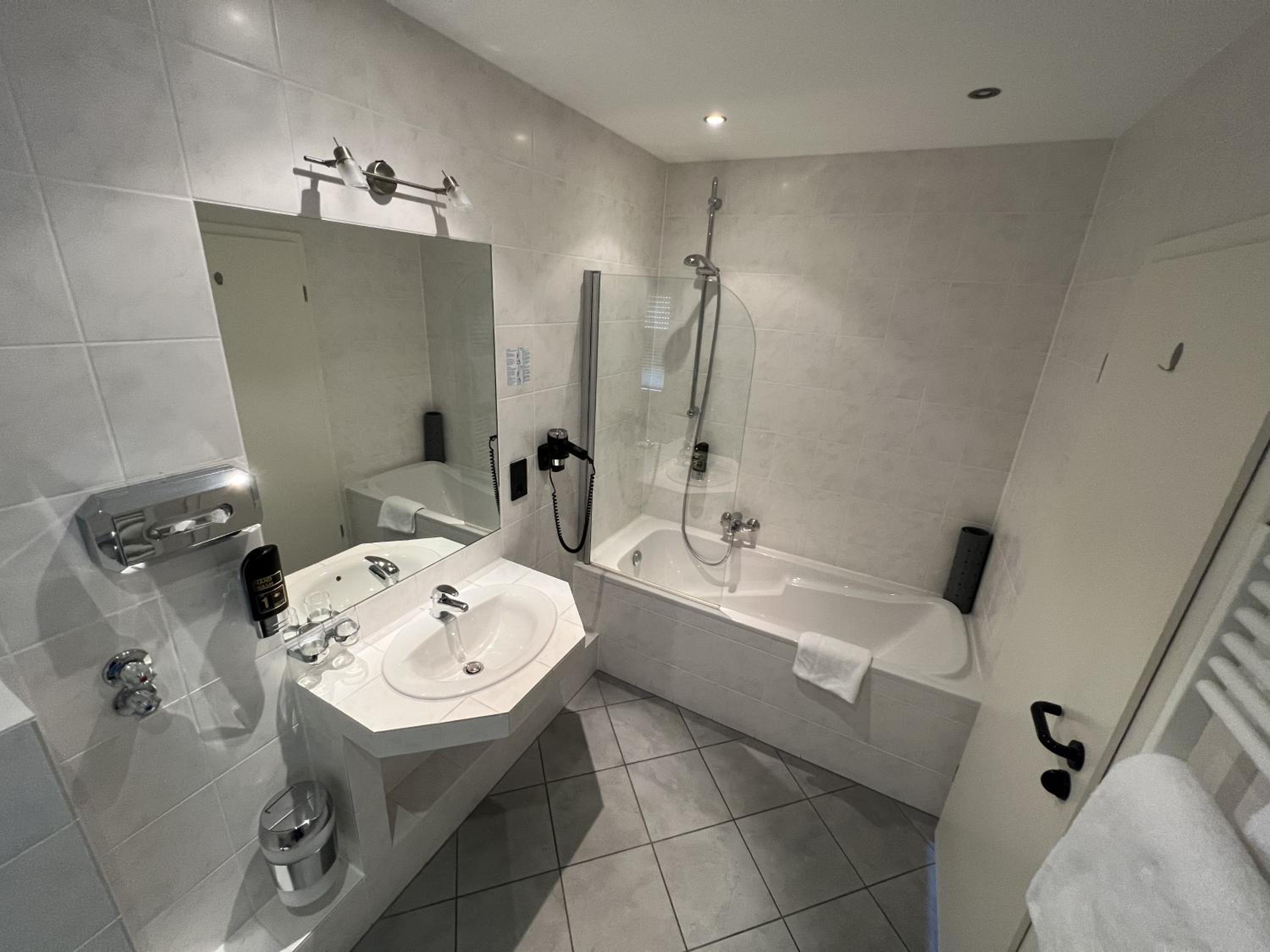 Twin Room - Photo 5