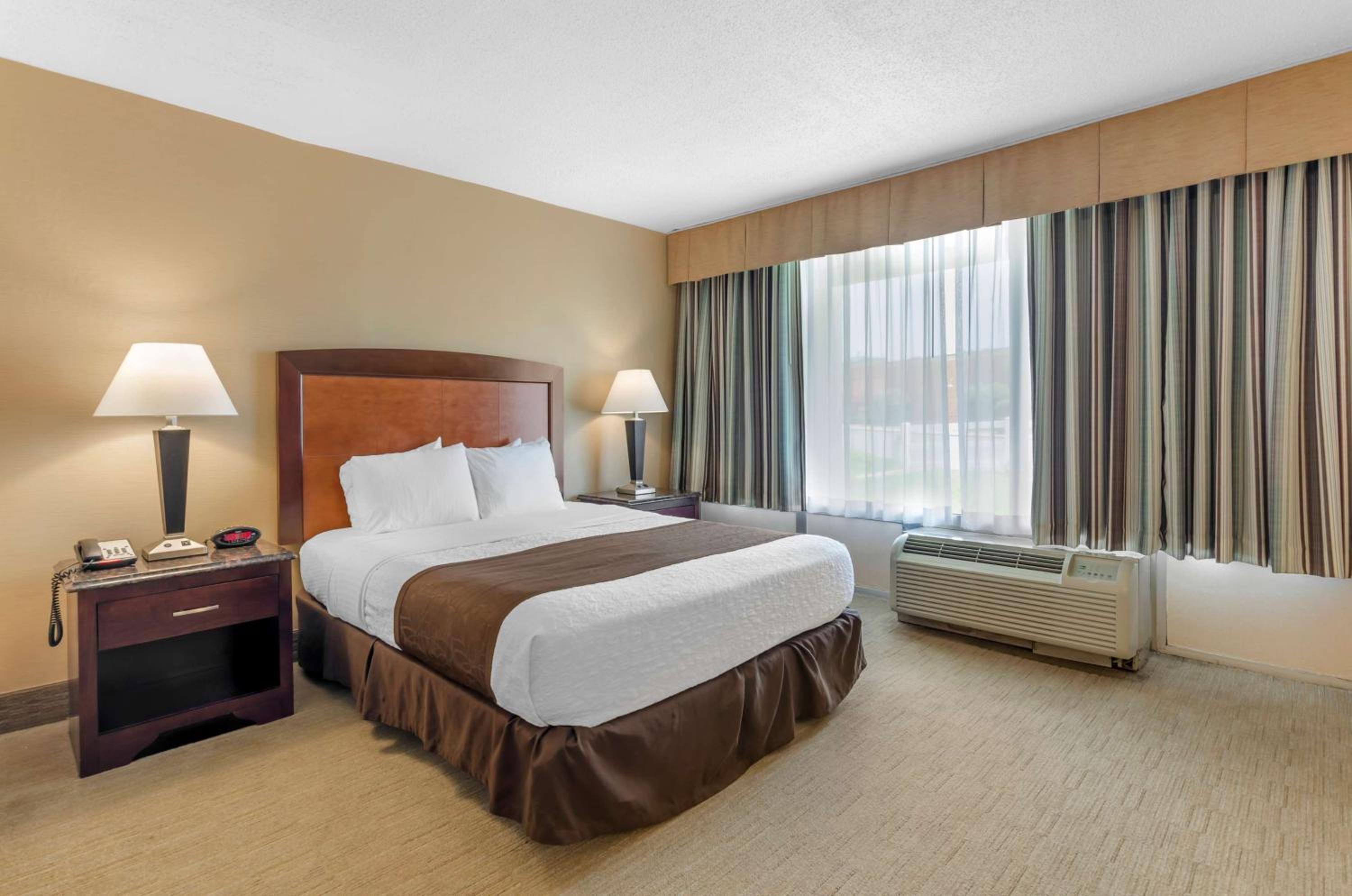 King Room with Bath Tub - Disability Access/Non-Smoking  - Photo 1