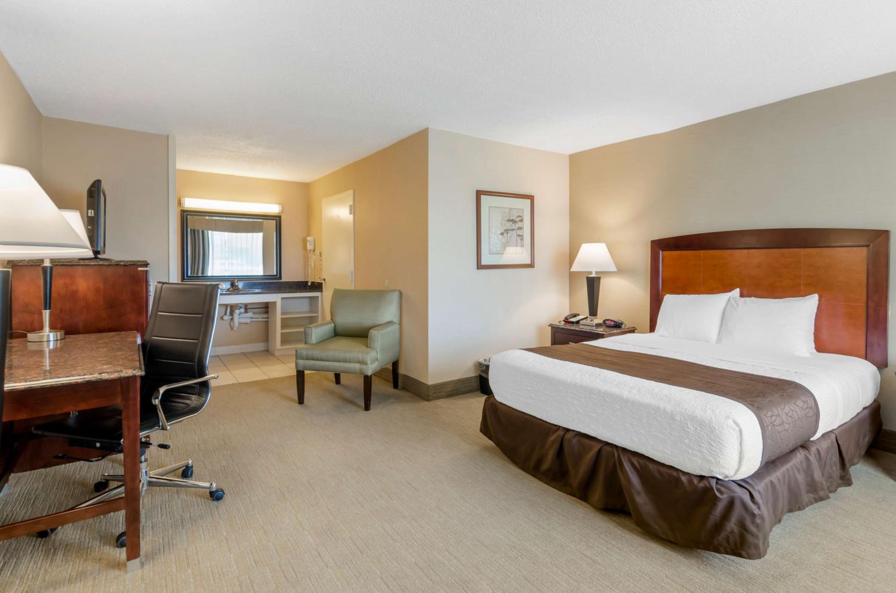King Room with Bath Tub - Disability Access/Non-Smoking  - Photo 2