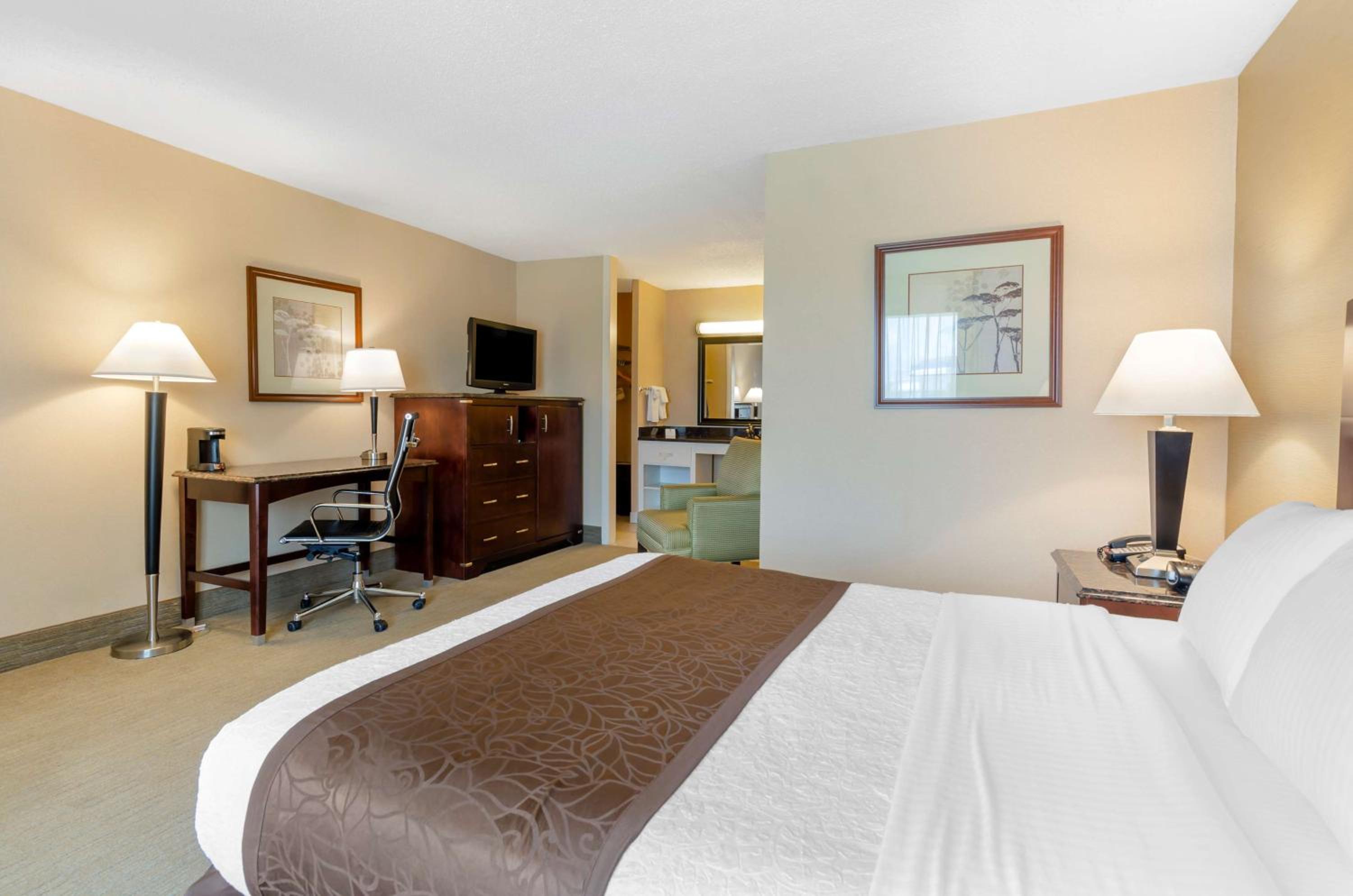 King Room with Bath Tub - Disability Access/Non-Smoking  - Photo 3