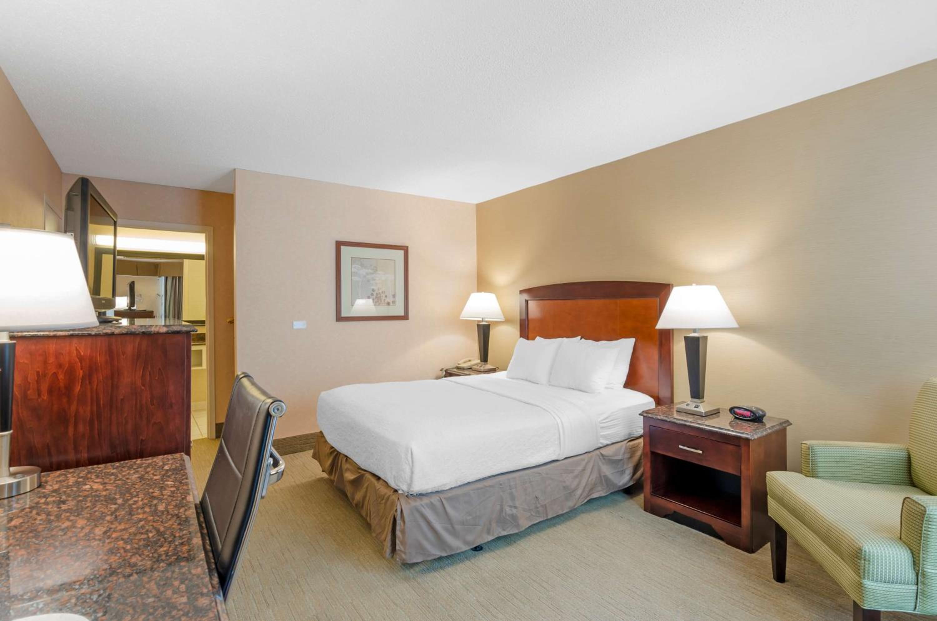 Queen Room with Roll-In Shower - Mobility Accessible/Non-Smoking - Photo 4