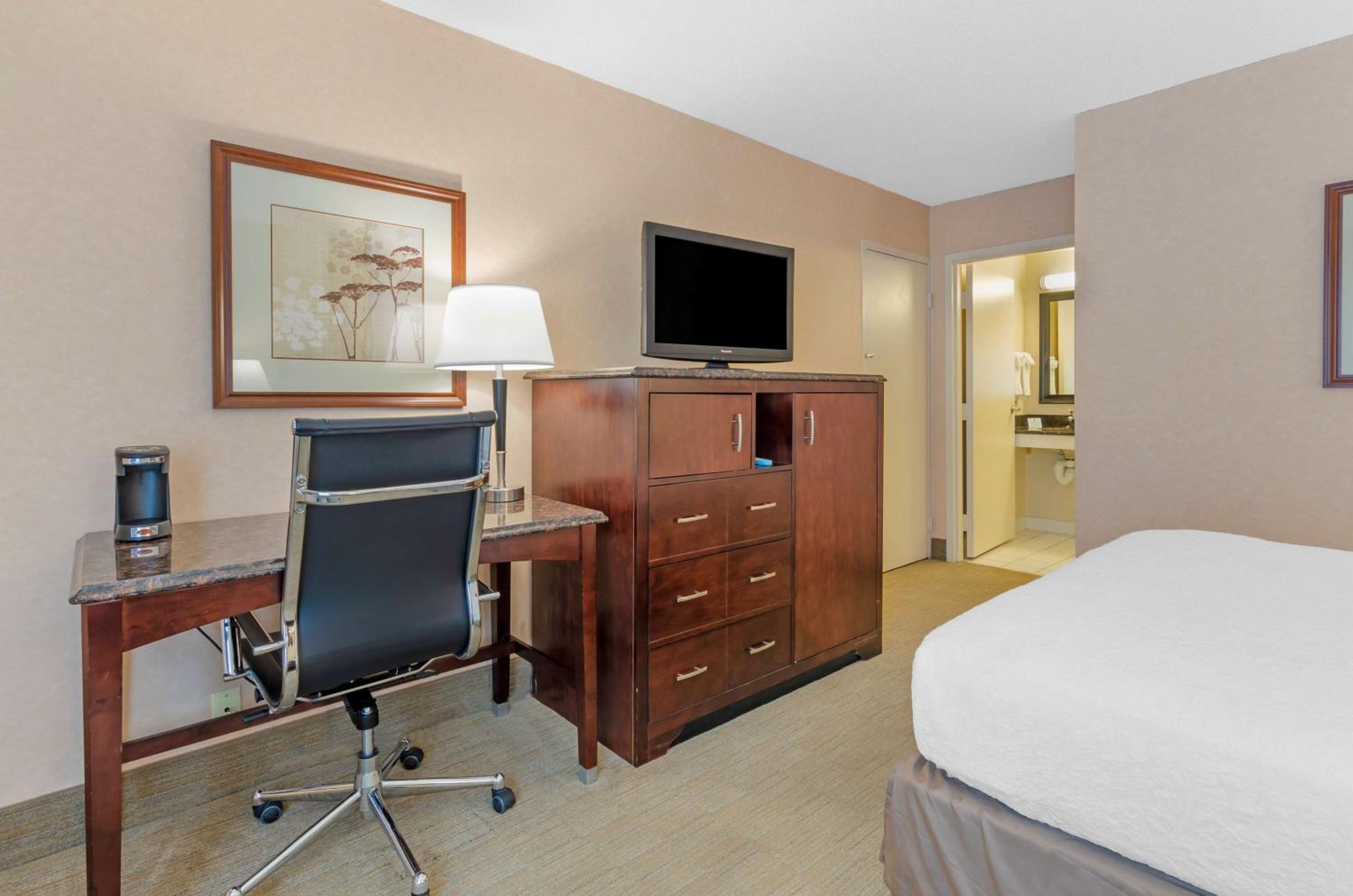 Queen Room with Roll-In Shower - Mobility Accessible/Non-Smoking - Photo 2