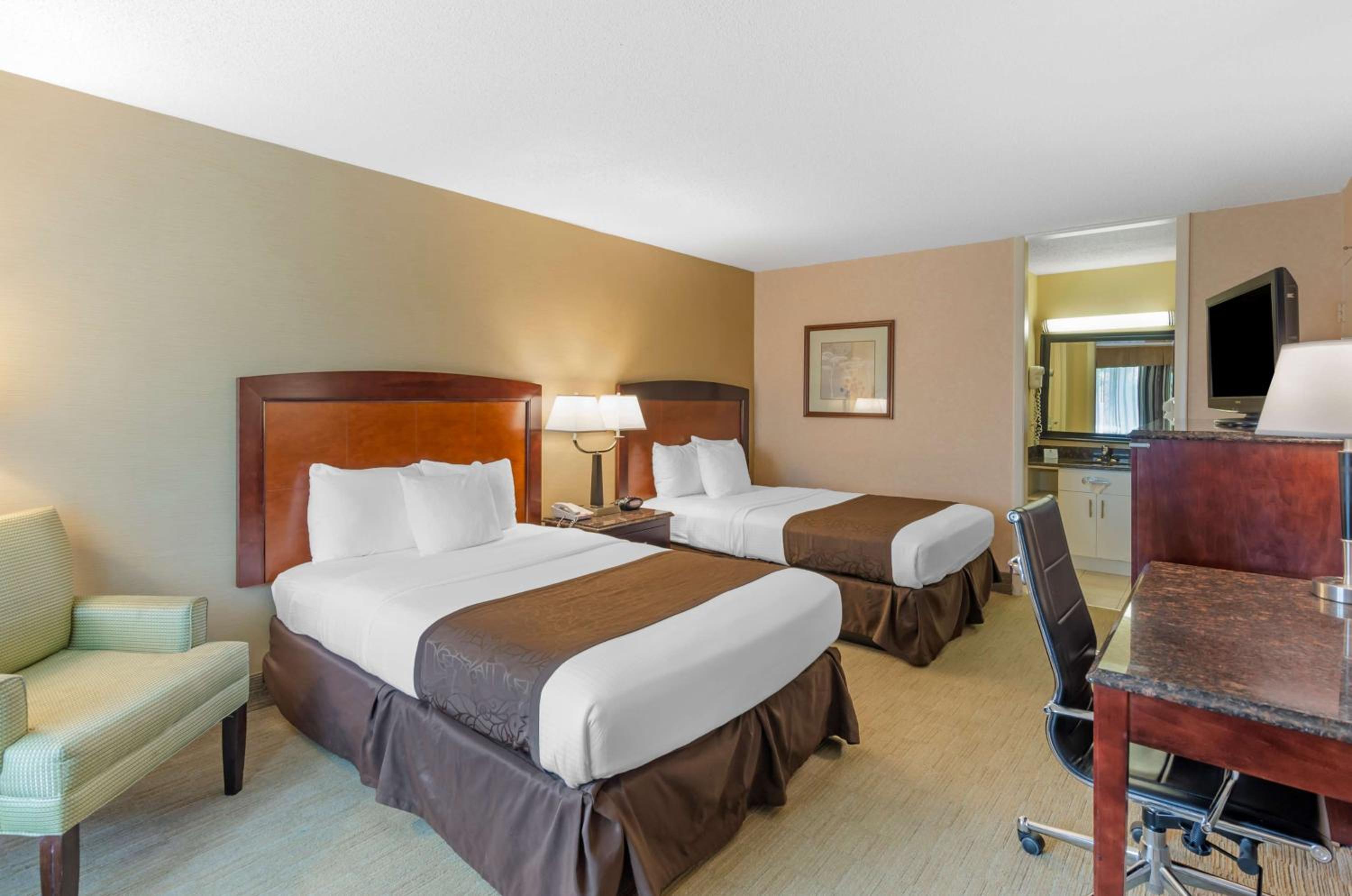 Double Room with Two Double Beds - Non Smoking - Photo 4
