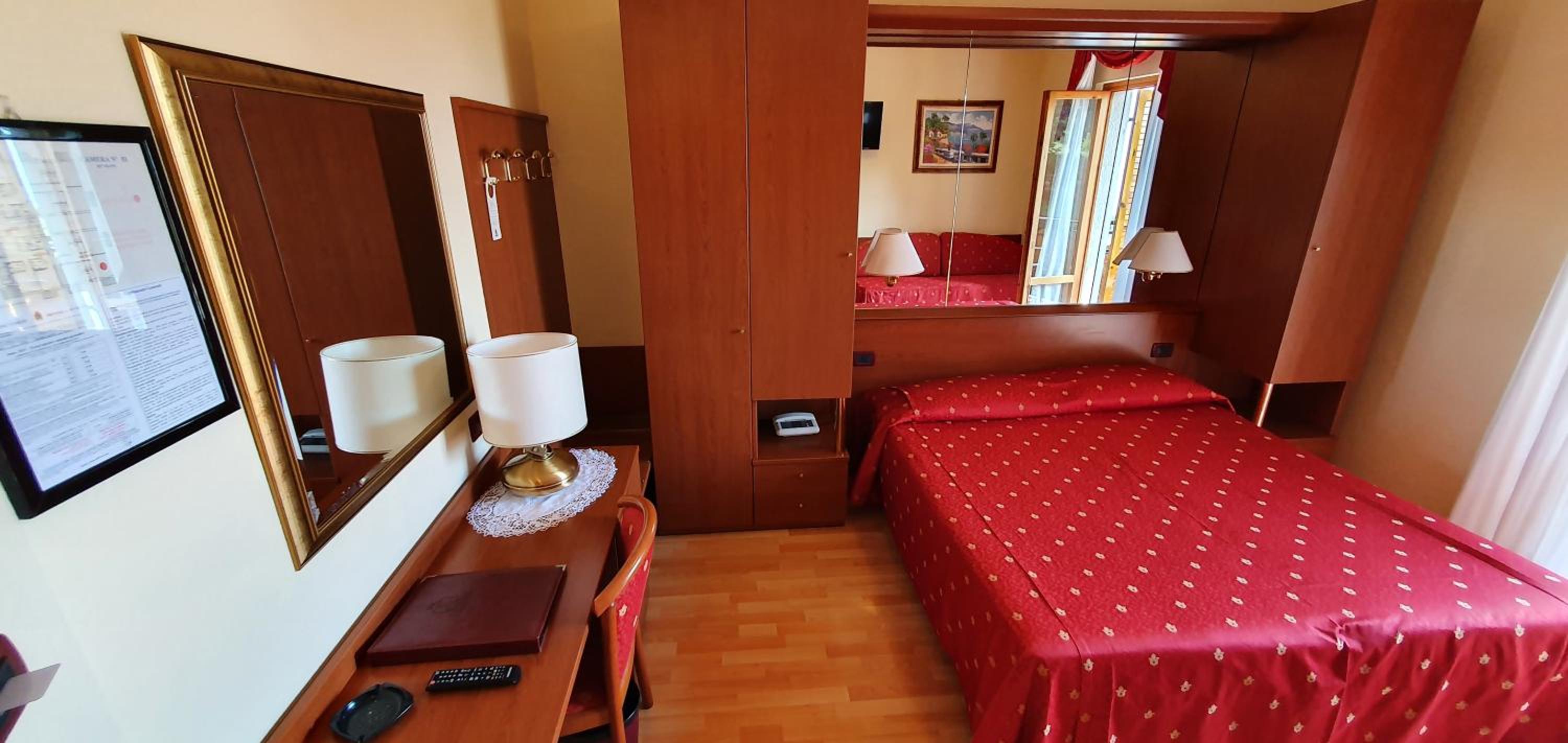 Doppel- oder Zweibettzimmer mit Gartenblick