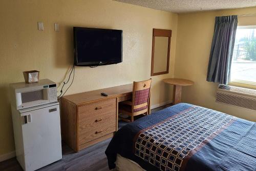 King Room with Roll-in Shower - Mobility Access/Non-Smoking photo 1