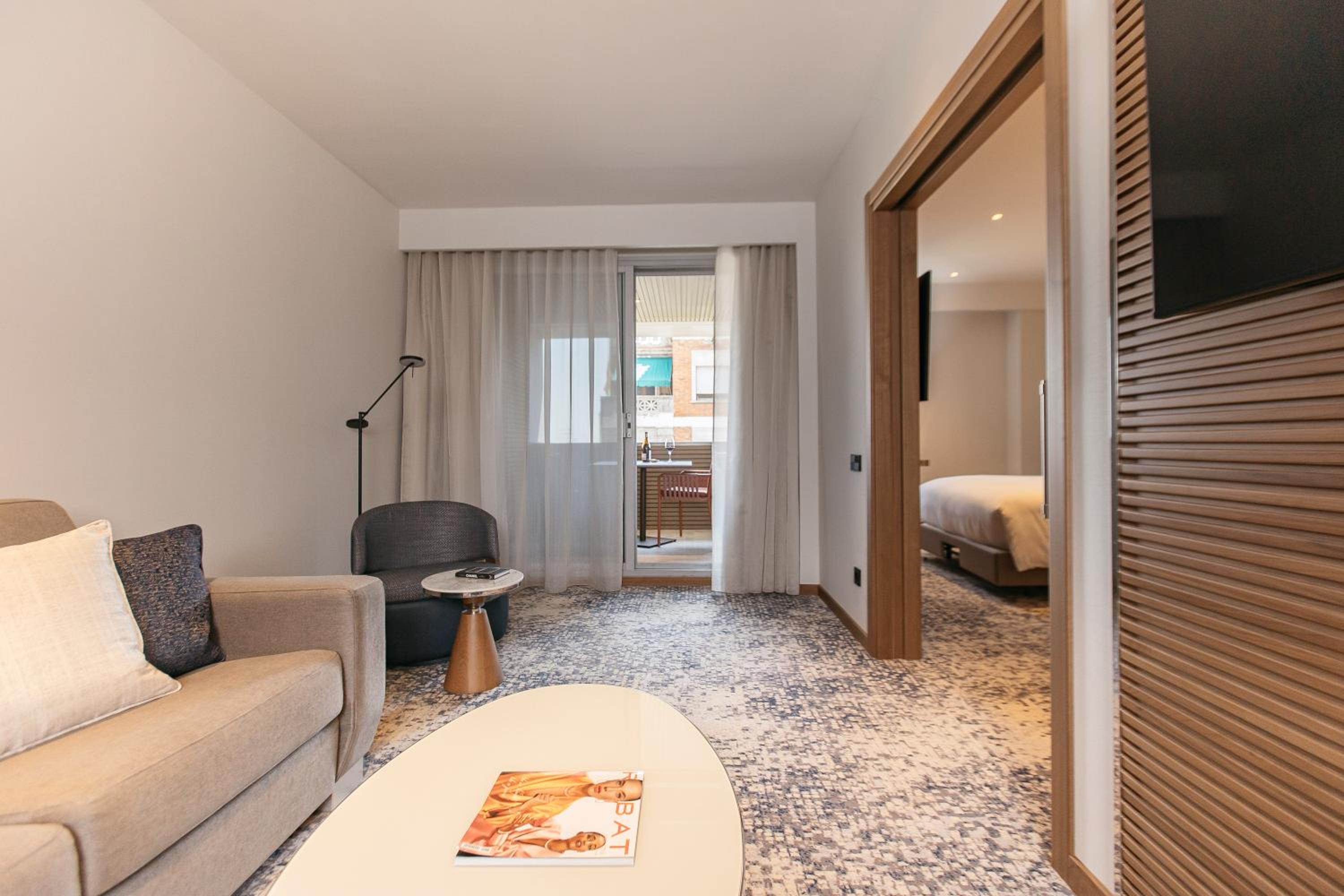 Suite de un dormitorio con cama King, sofá cama y balcón