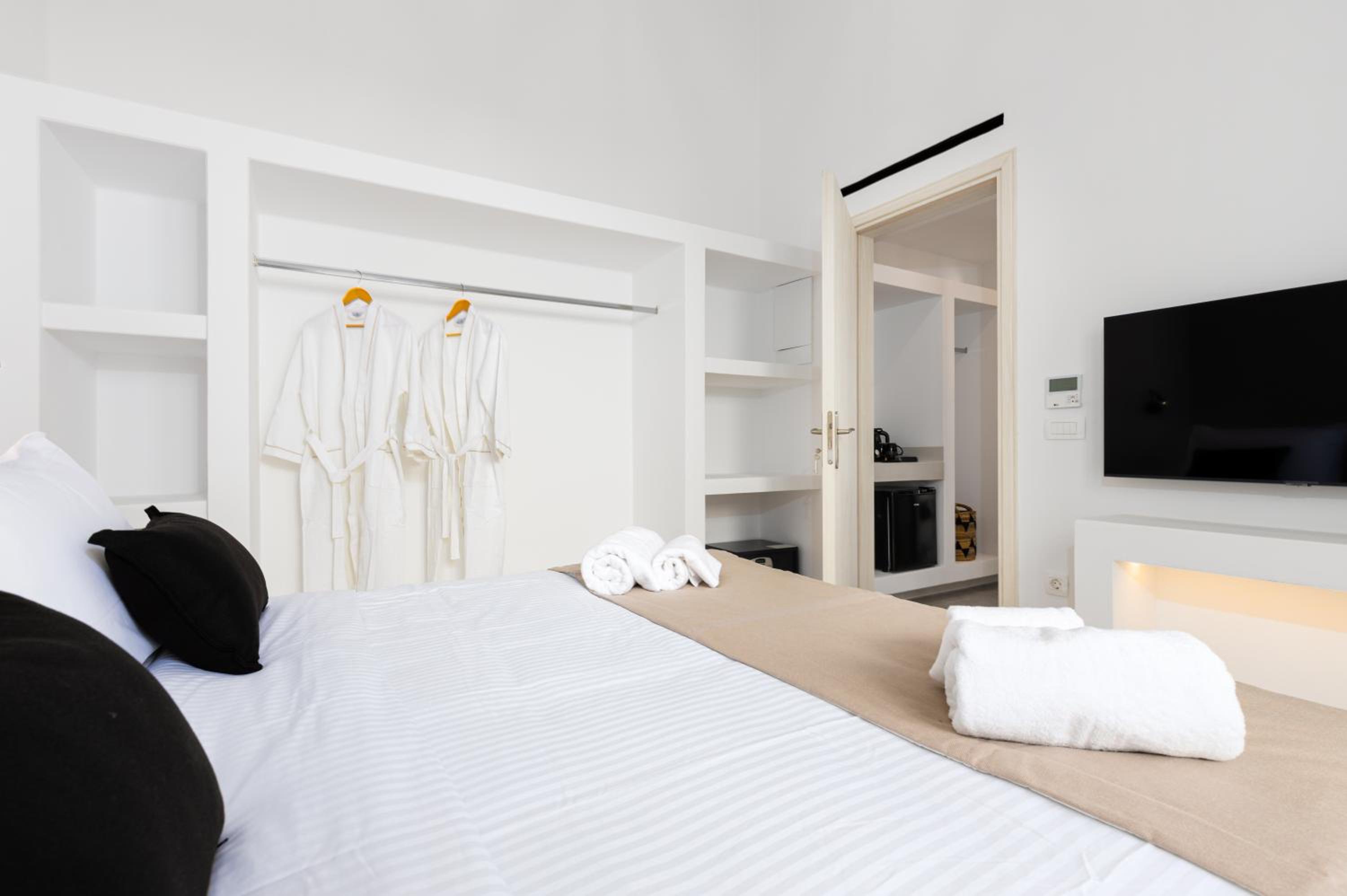 Deluxe Suite With Private Pool - Photo 28