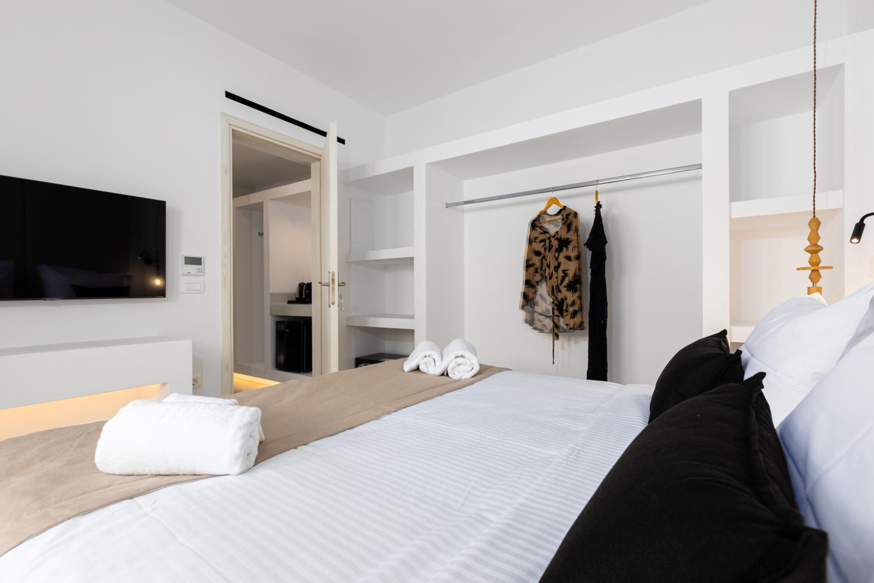 Deluxe Suite With Private Pool - Photo 29