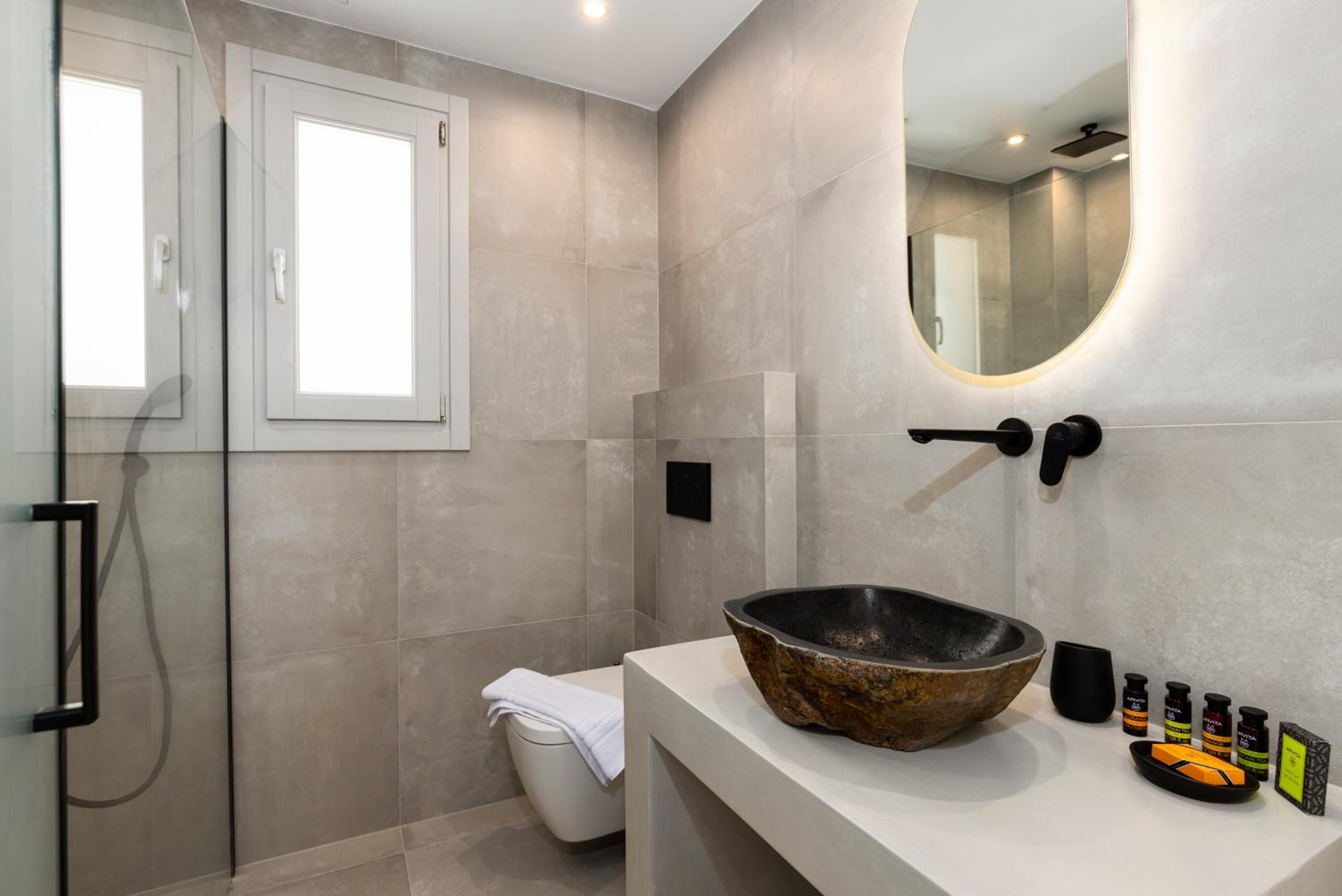 Deluxe Suite With Private Pool - Photo 12