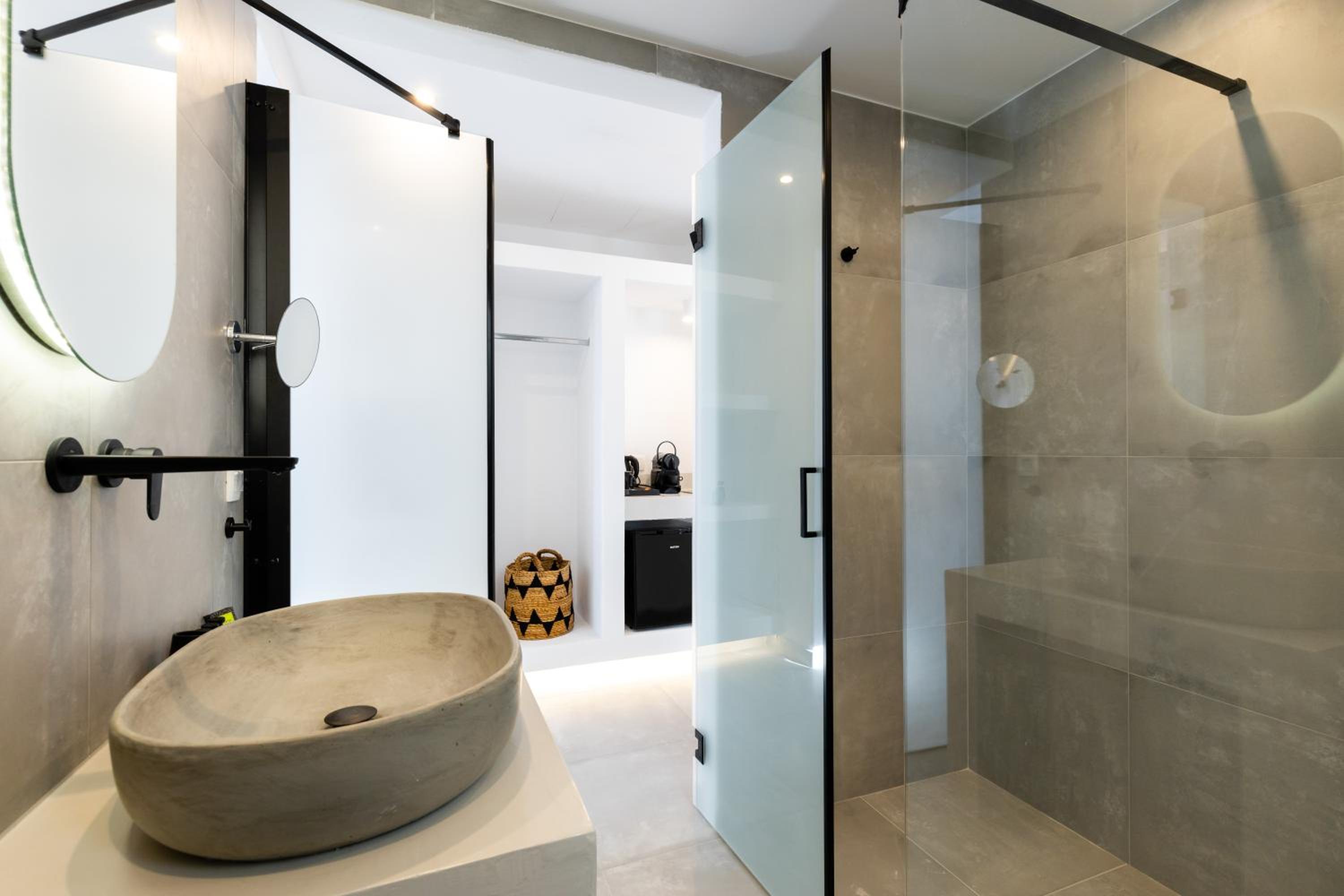 Deluxe Suite With Private Pool - Photo 32