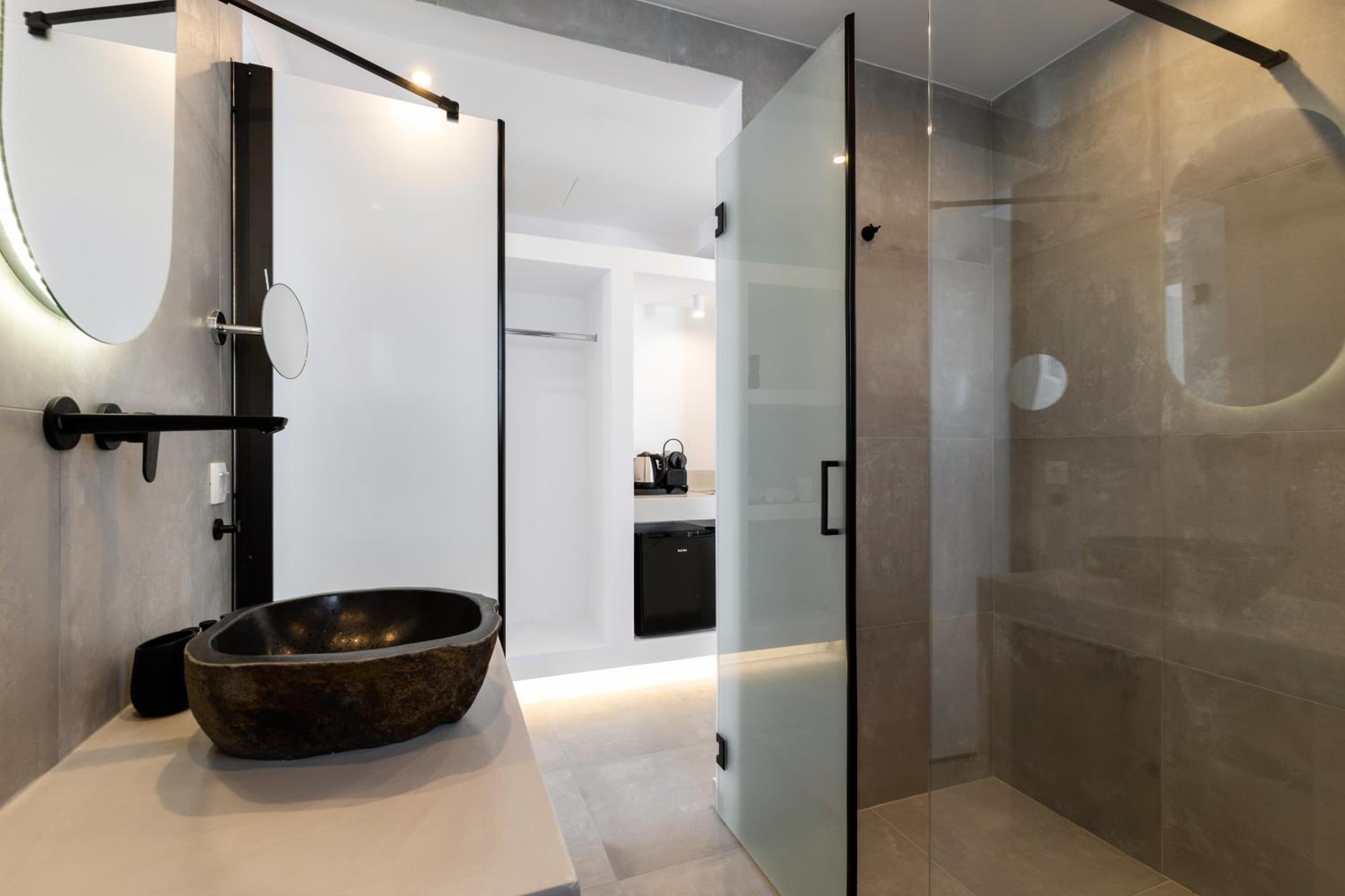 Deluxe Suite With Private Pool - Photo 11