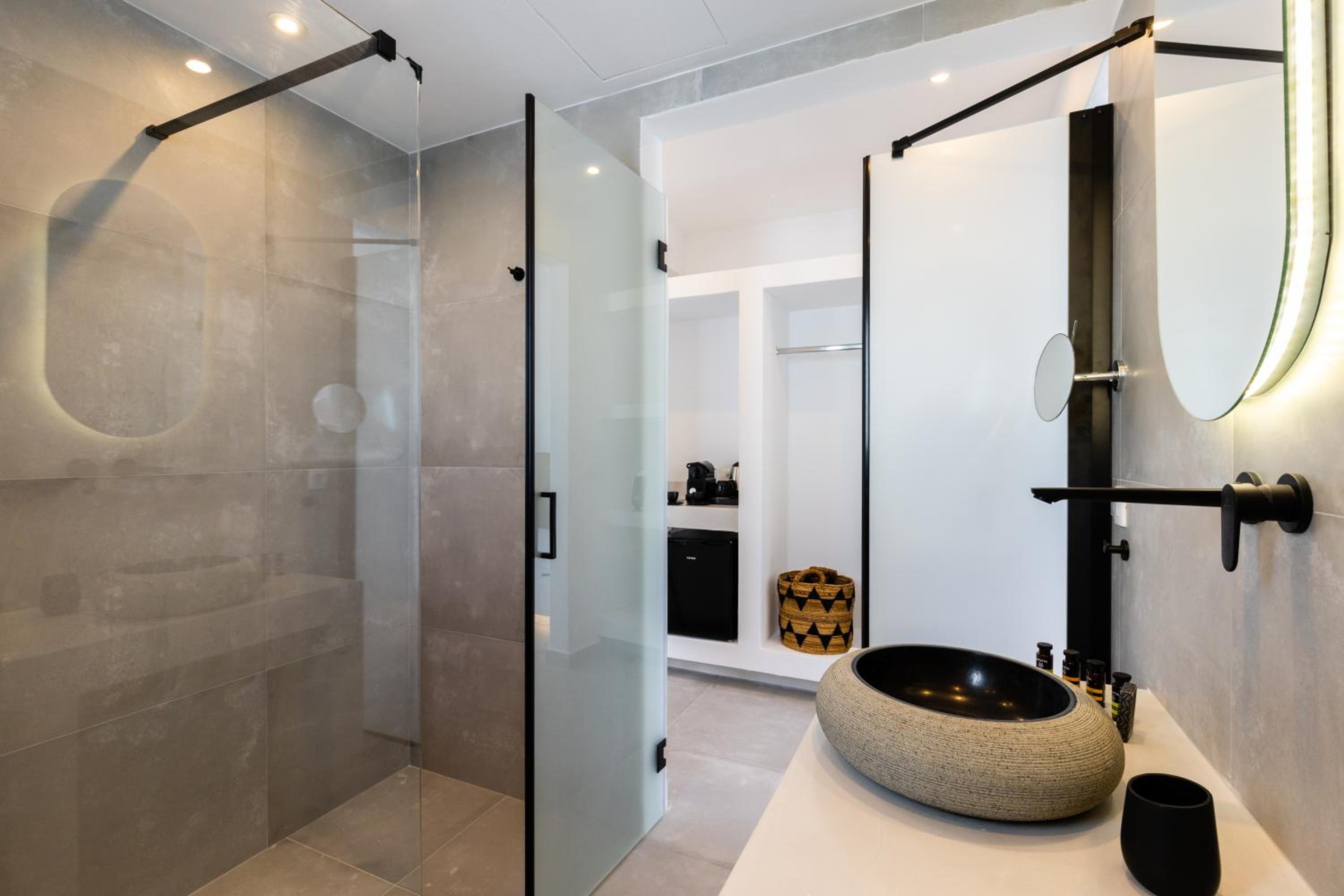 Deluxe Suite With Private Pool - Photo 14