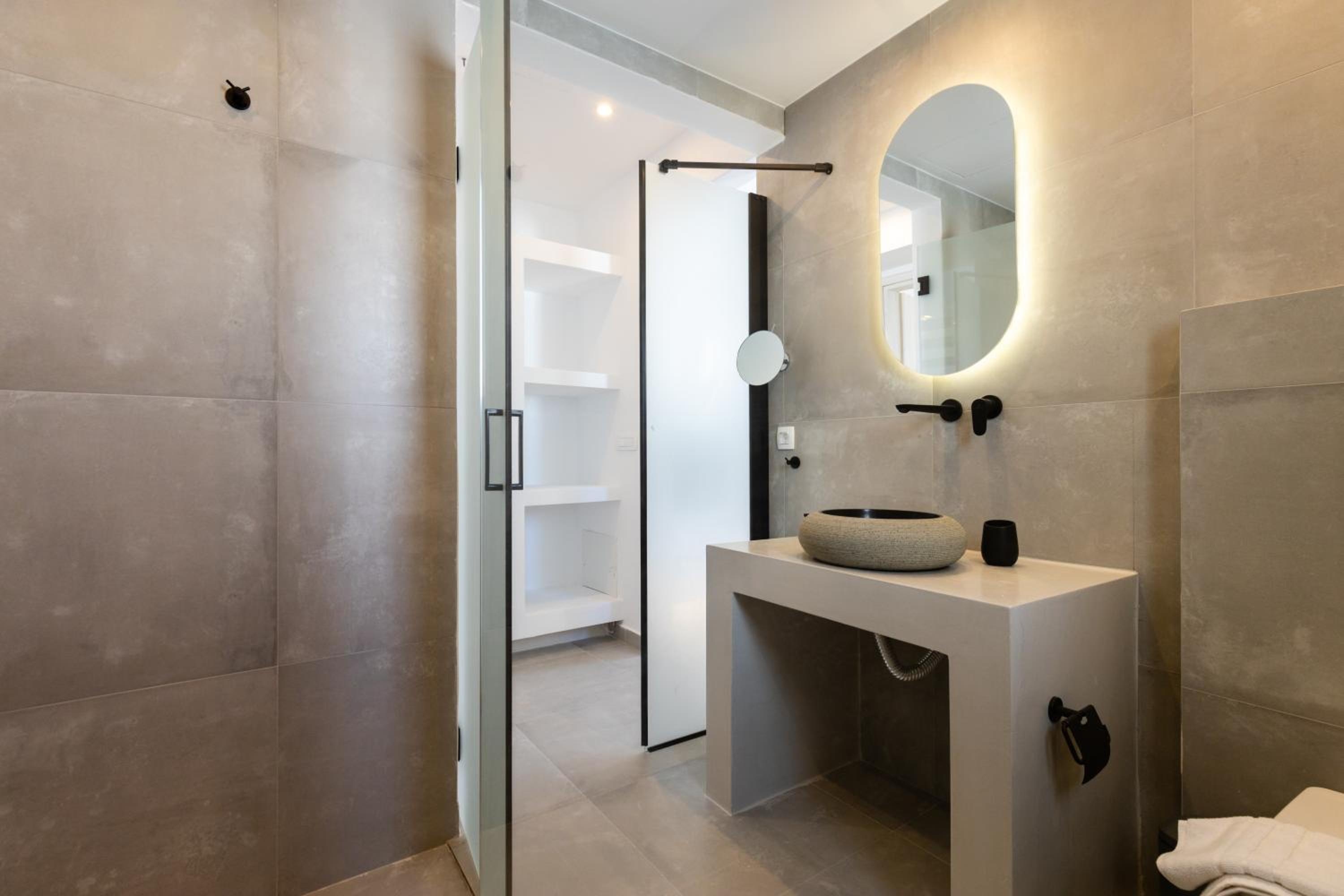 Deluxe Suite With Private Pool - Photo 15