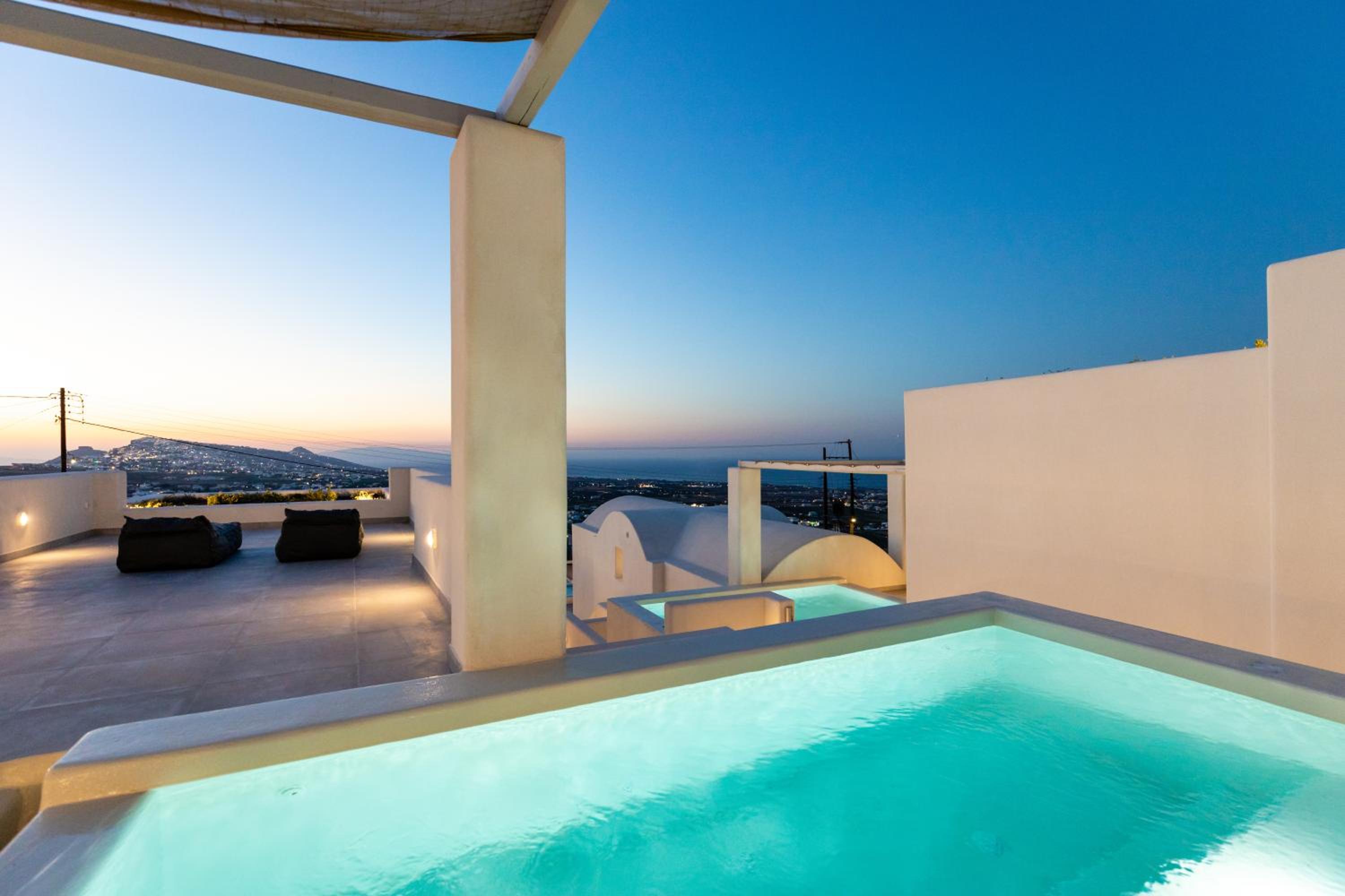 Deluxe Suite With Private Pool - Photo 17