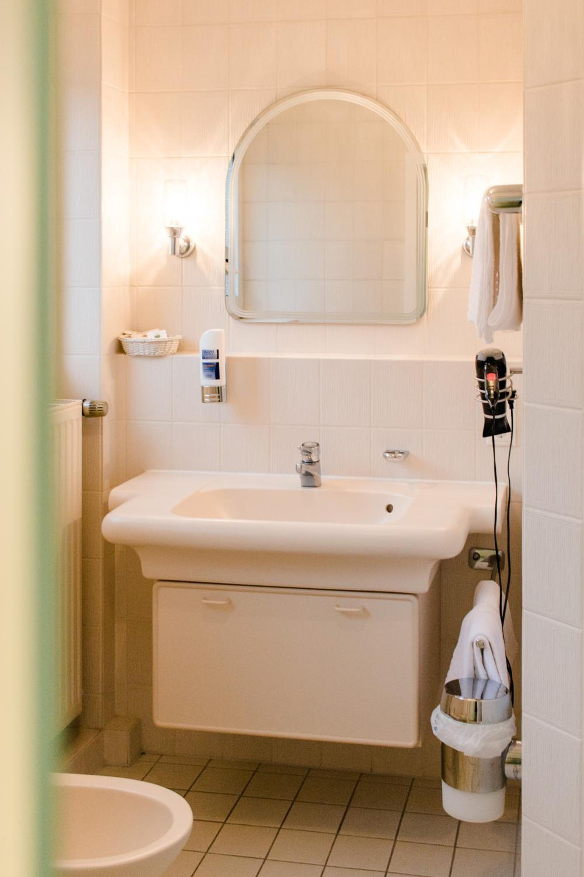 Standard Double Room - Photo 9