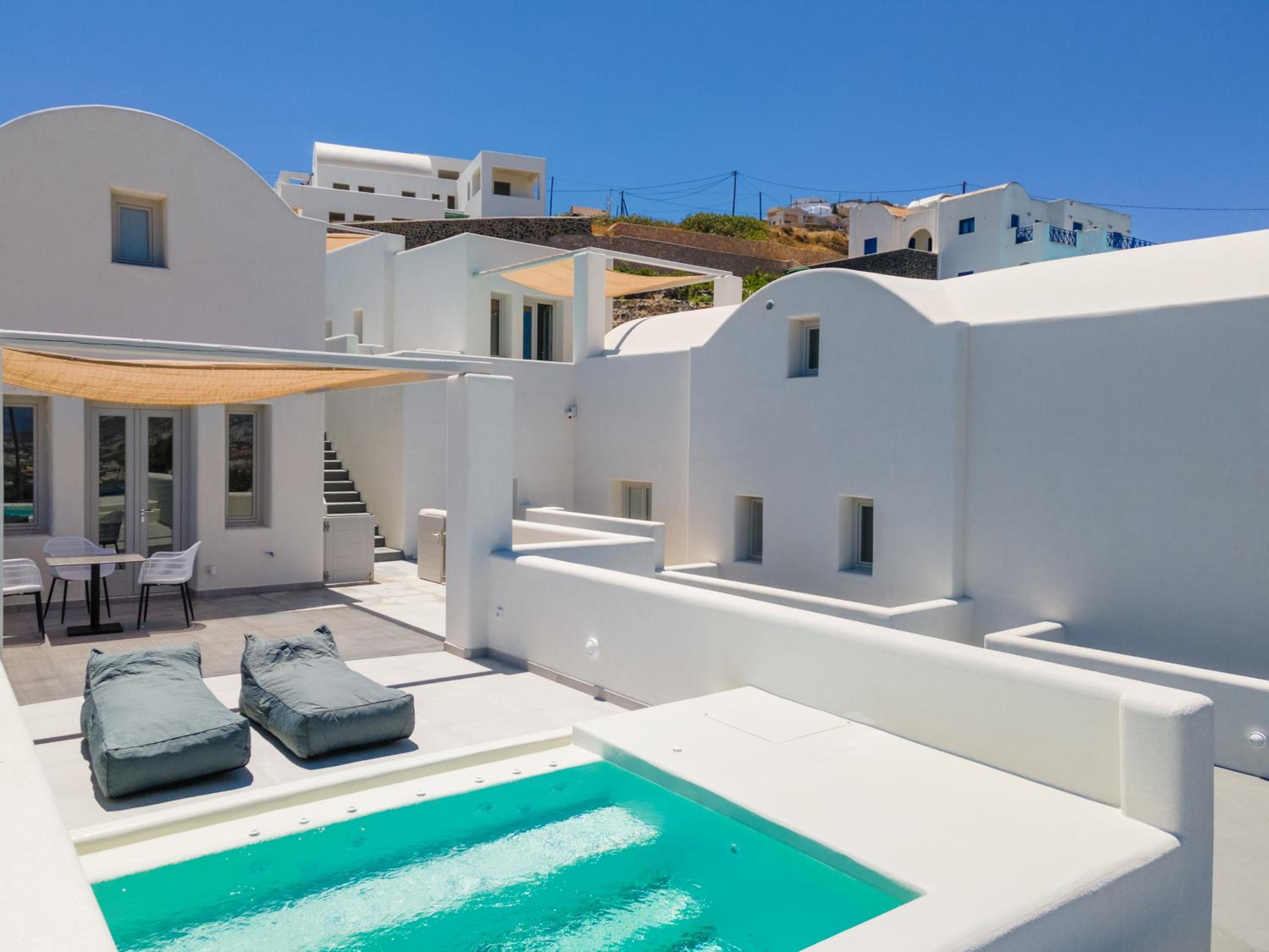 Two Bedroom Family Suite With Loft and Outdoor Jet Tub