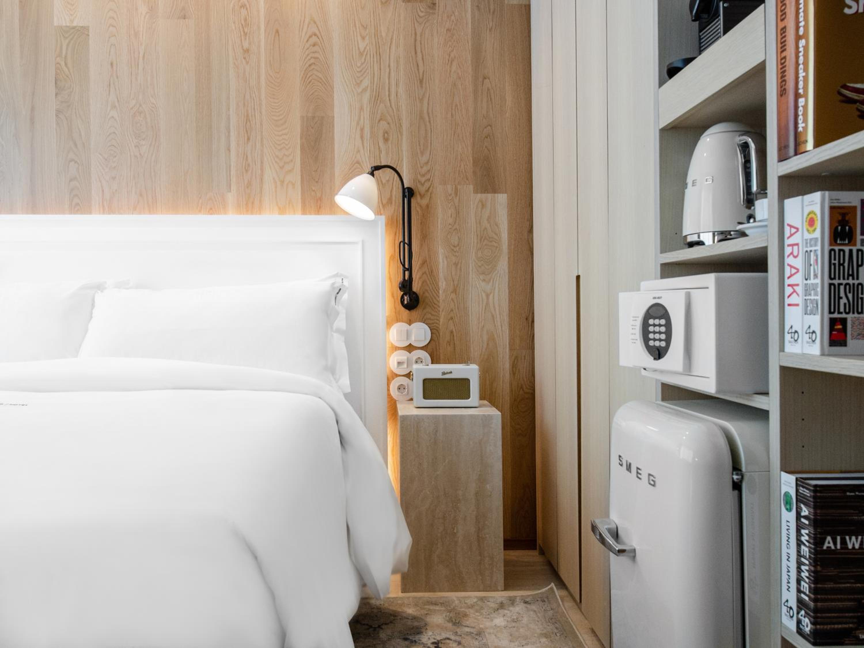 Contemporary Standard Small Room - Photo 6