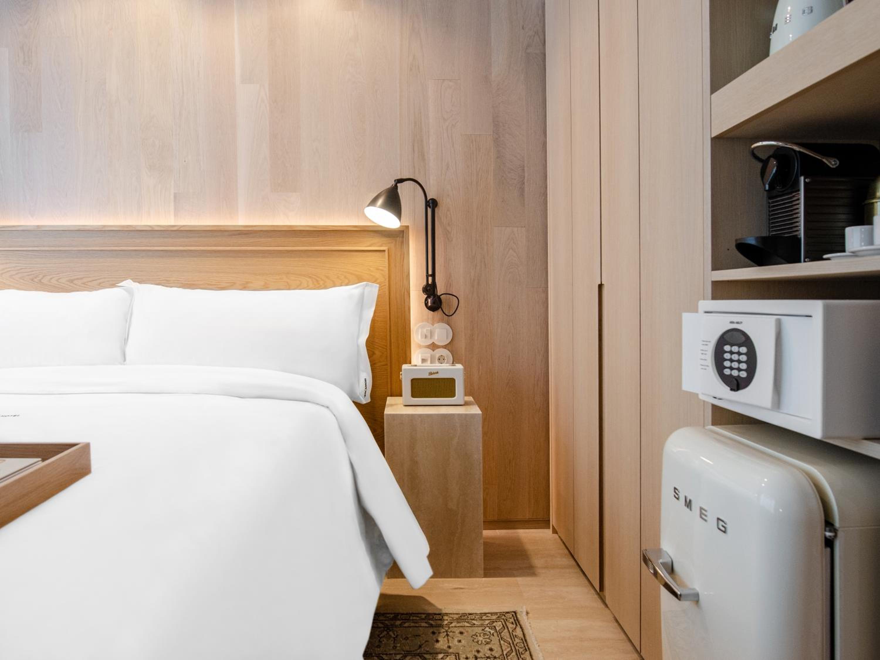 Contemporary Standard Small Room - Photo 9