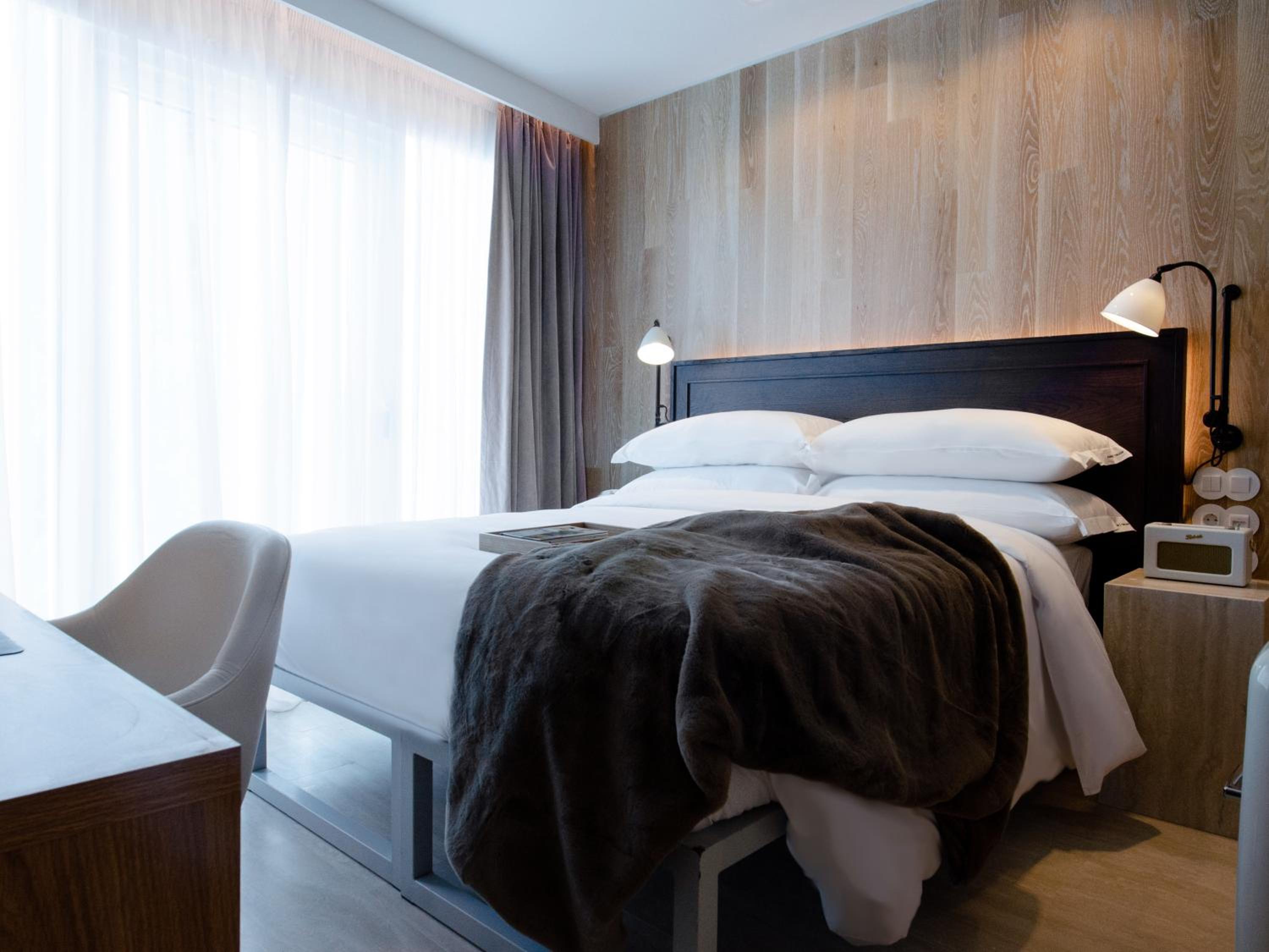 Contemporary Standard Small Room - Photo 4