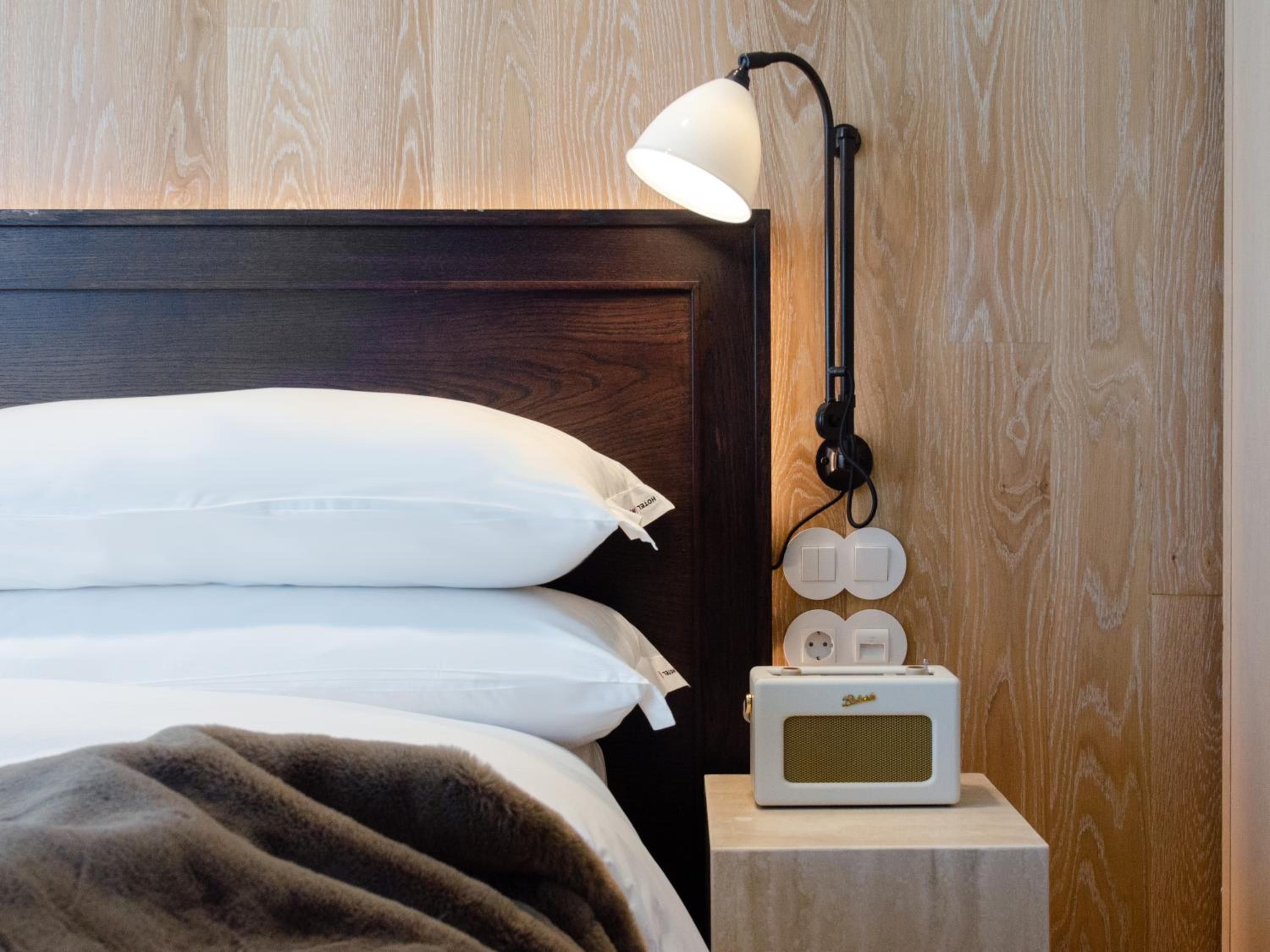Contemporary Standard Small Room - Photo 3