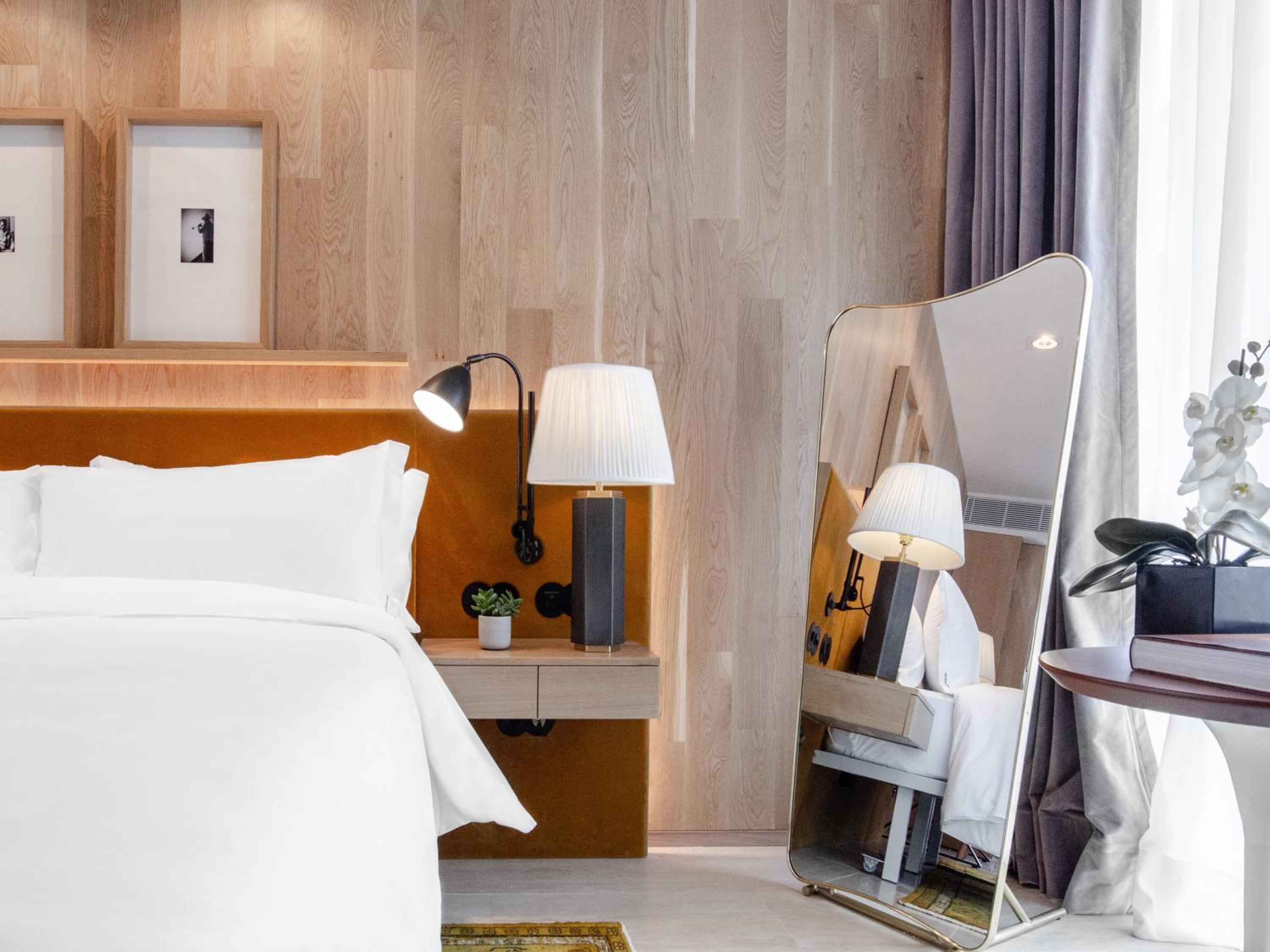 Contemporary Junior Suite - Photo 29