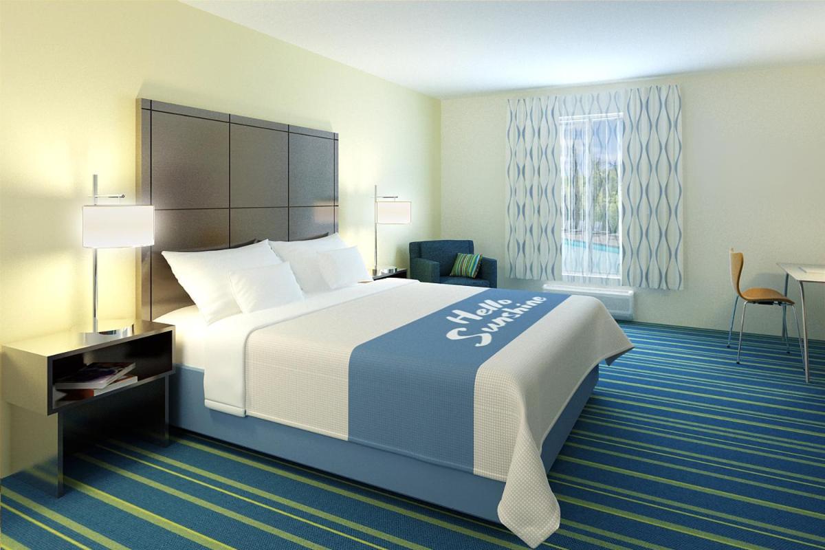 Deluxe King Room - Non-Smoking - Photo 5