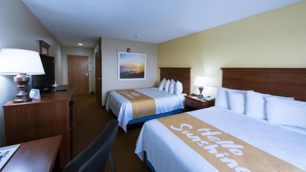 Deluxe Queen Room with Two Queen Beds - Non-Smoking - Photo 5