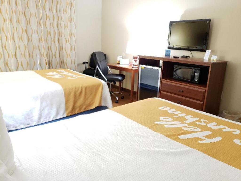 Queen Room with Two Queen Beds - Non-Smoking - Photo 4
