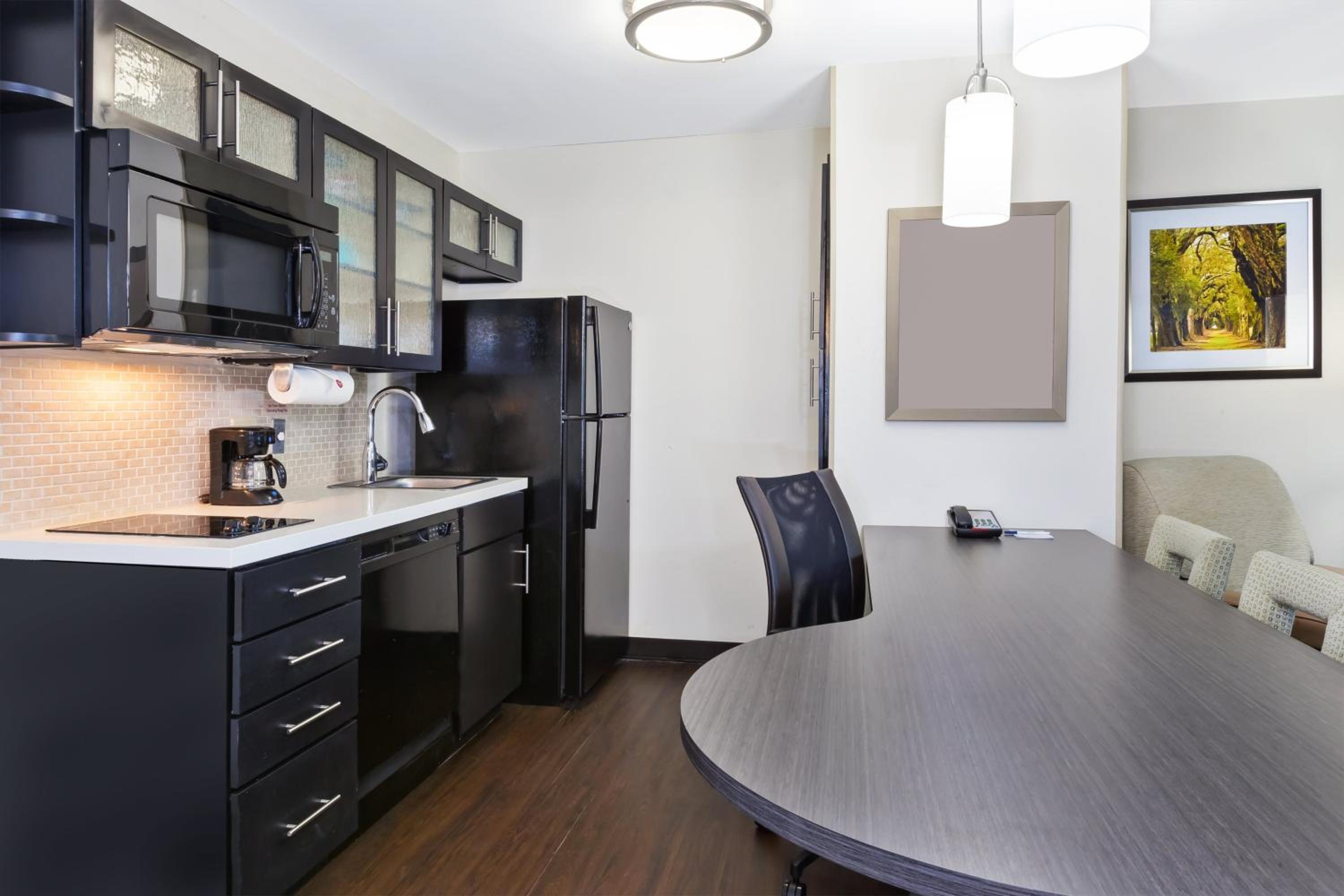 One-Bedroom Queen Suite - Photo 8