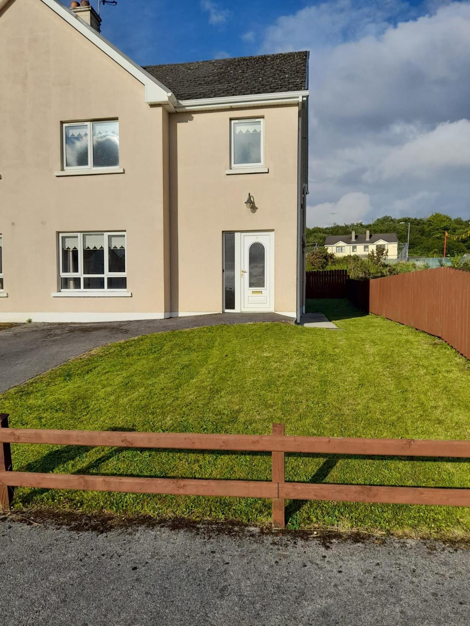 Three-Bedroom House photo 2