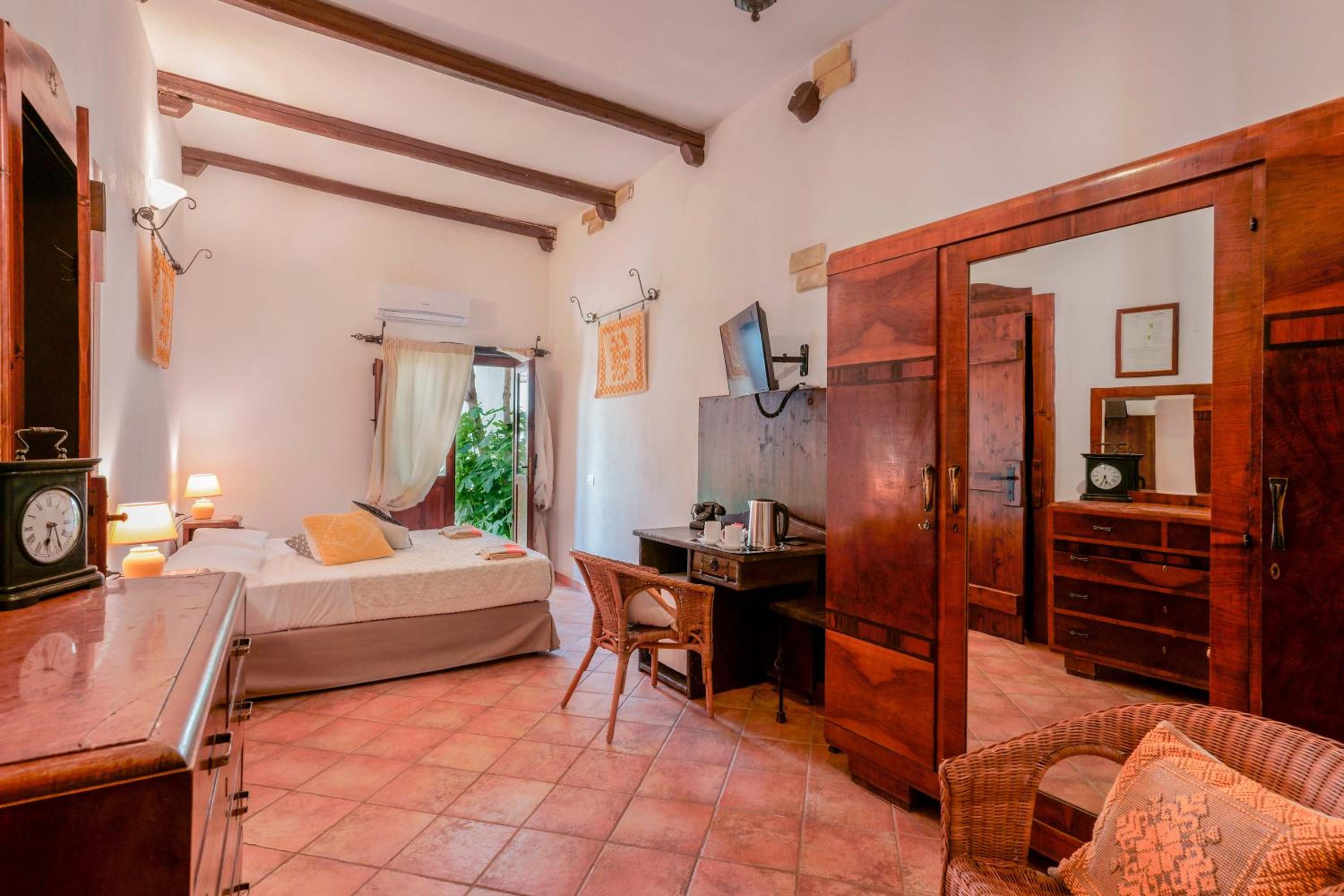 Suite - Photo 1