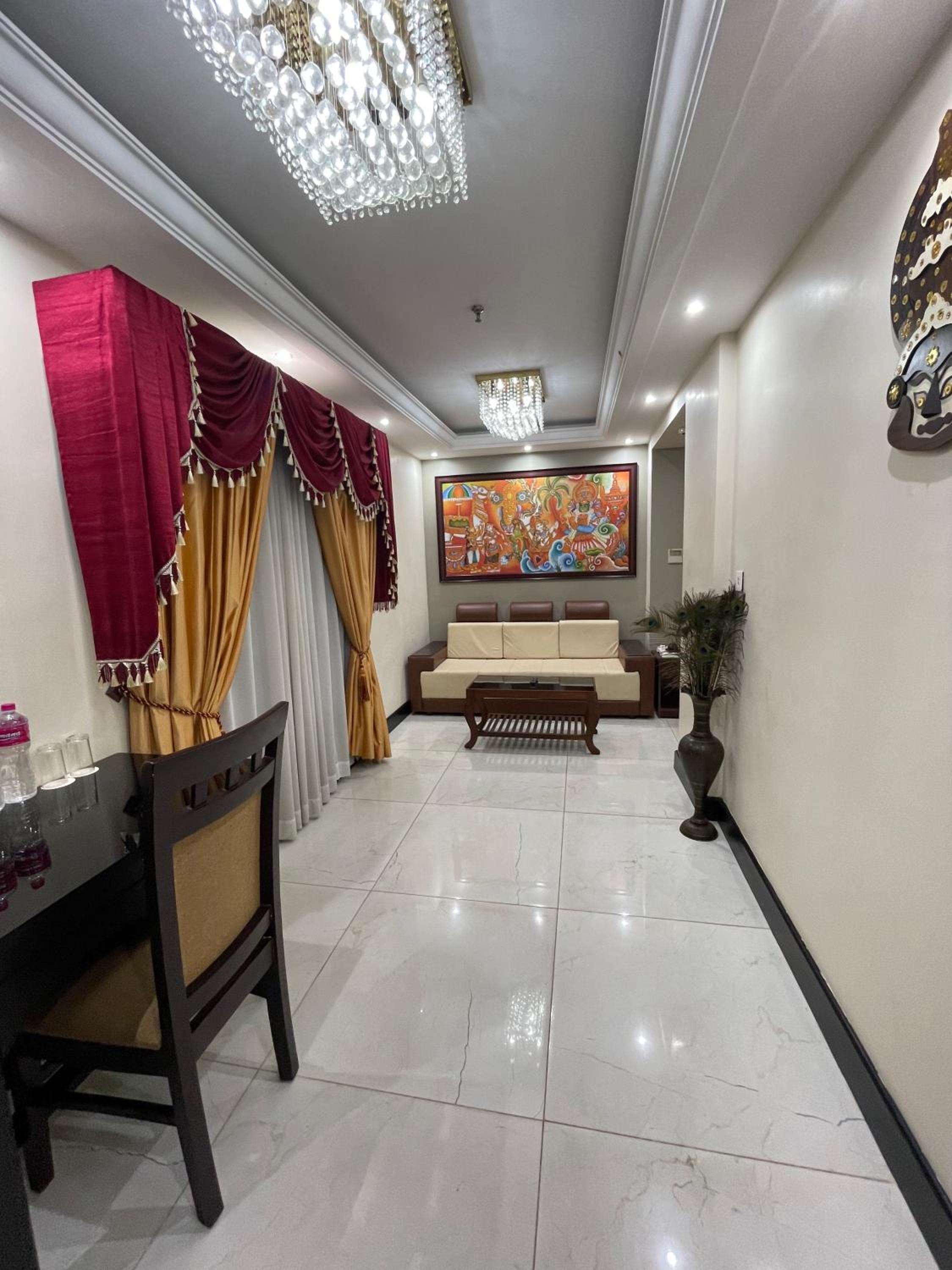 Deluxe King Suite - Photo 7