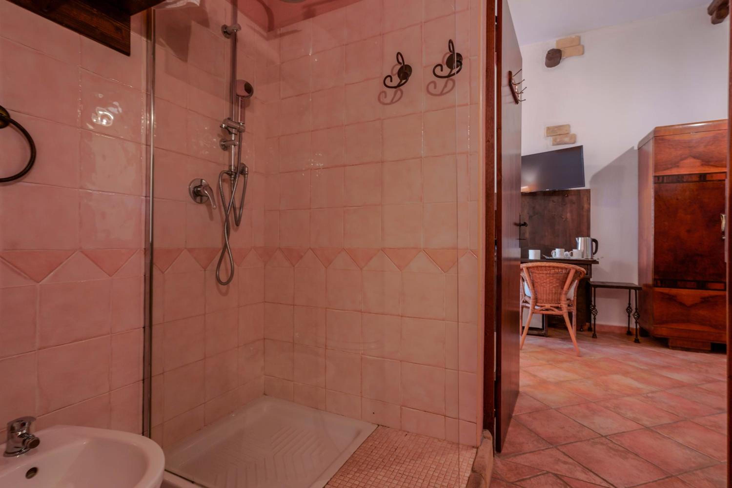 Suite - Photo 9