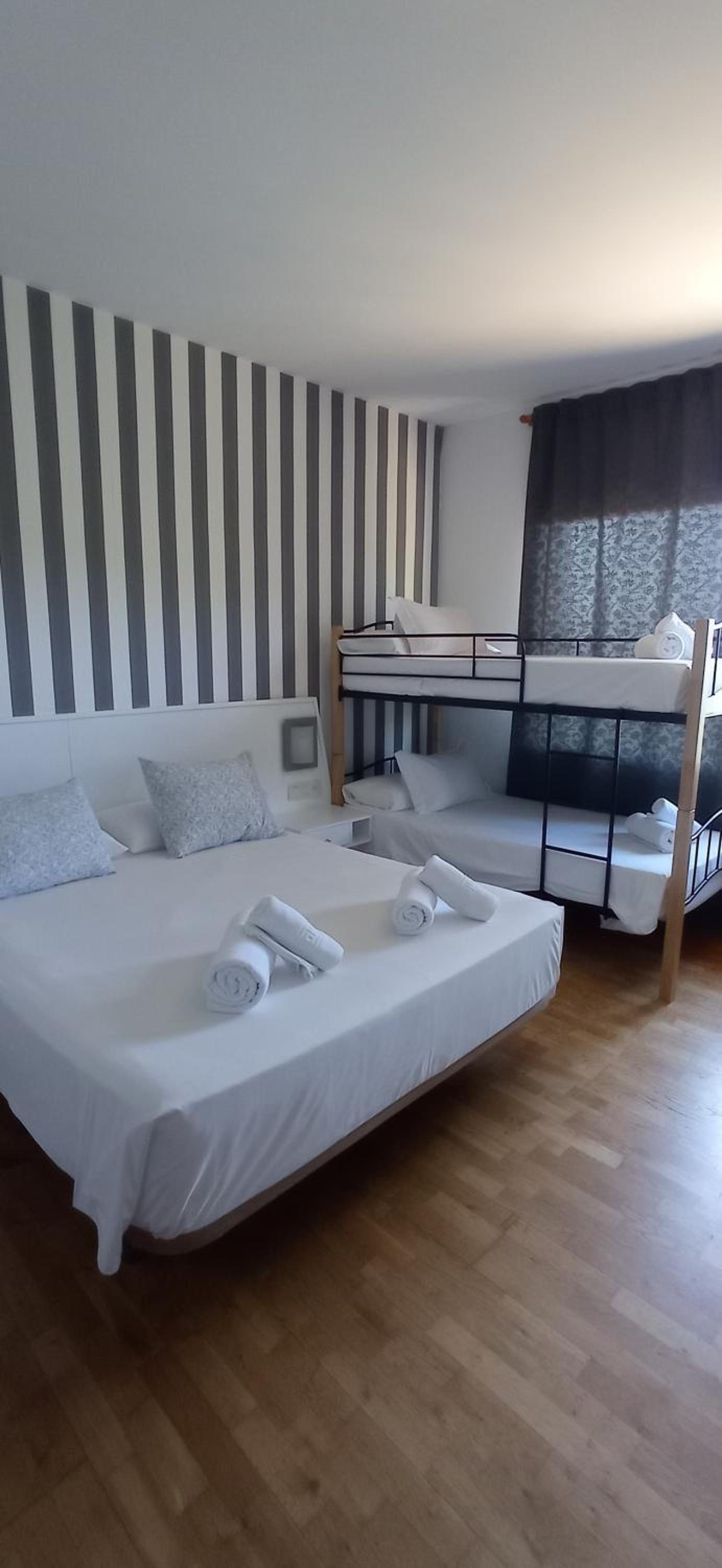 Habitación Familiar con Vista a la Montaña