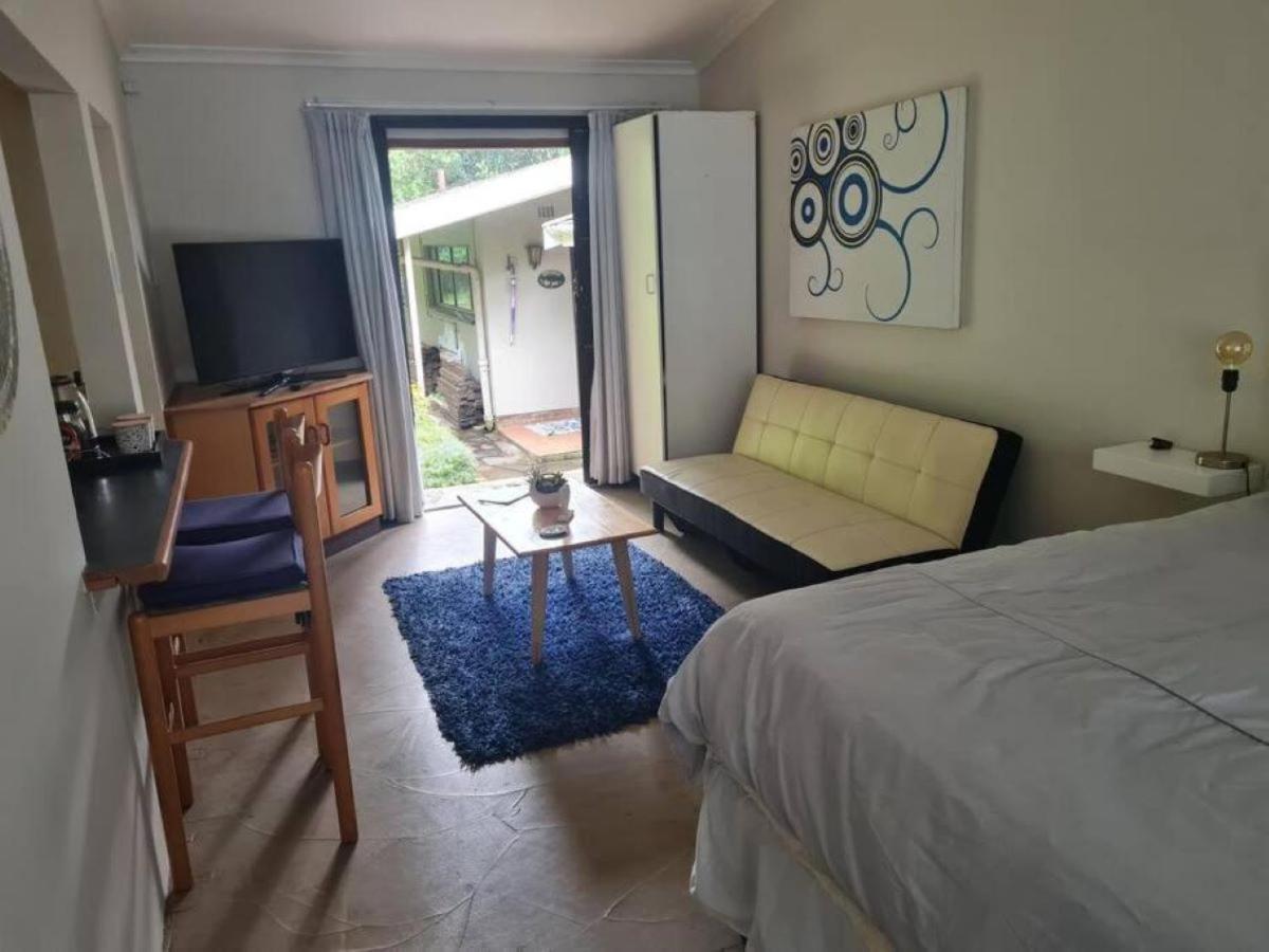 Queen Studio photo 3