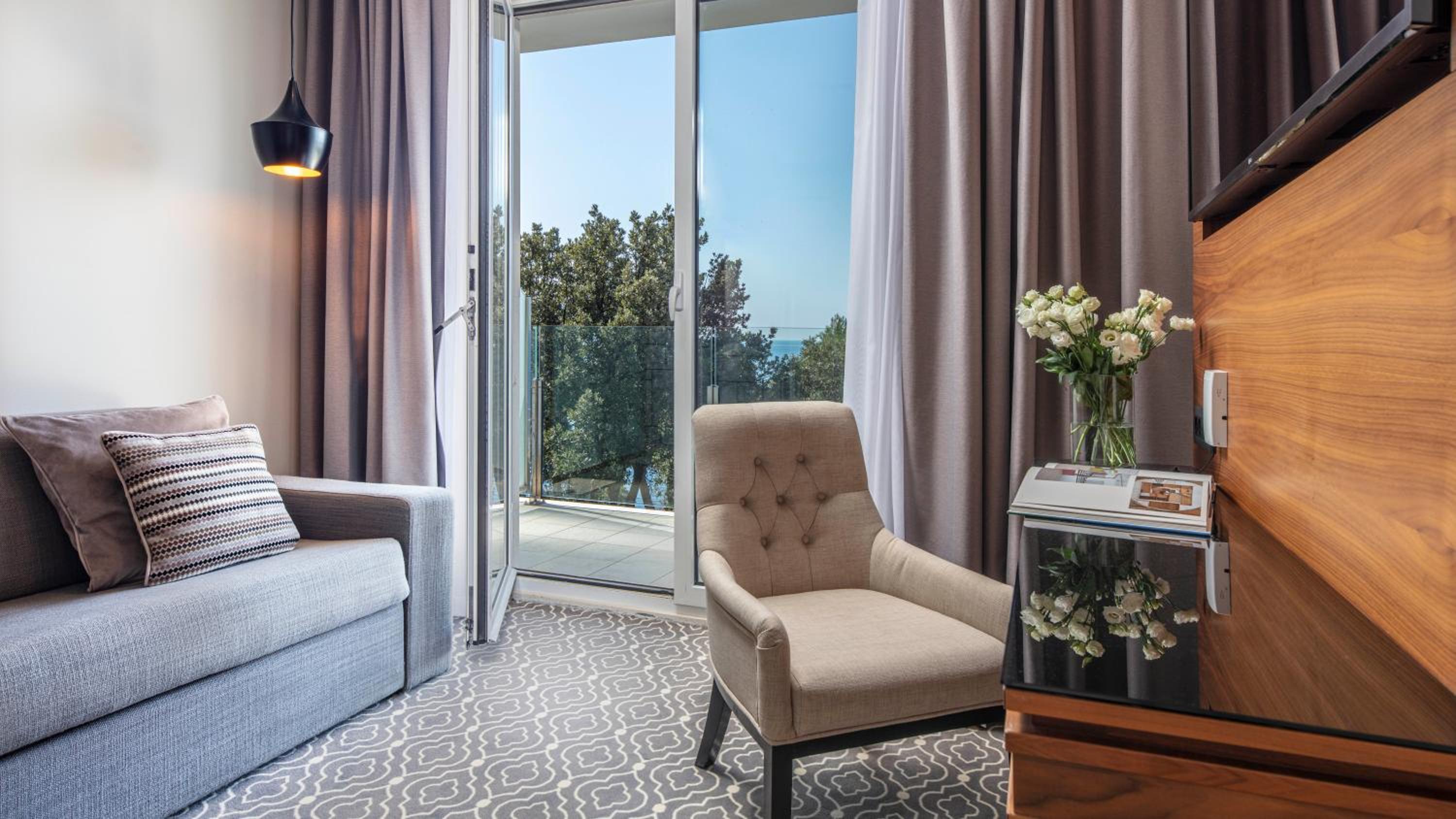 Luxury Suite with Balcony and Sea View
