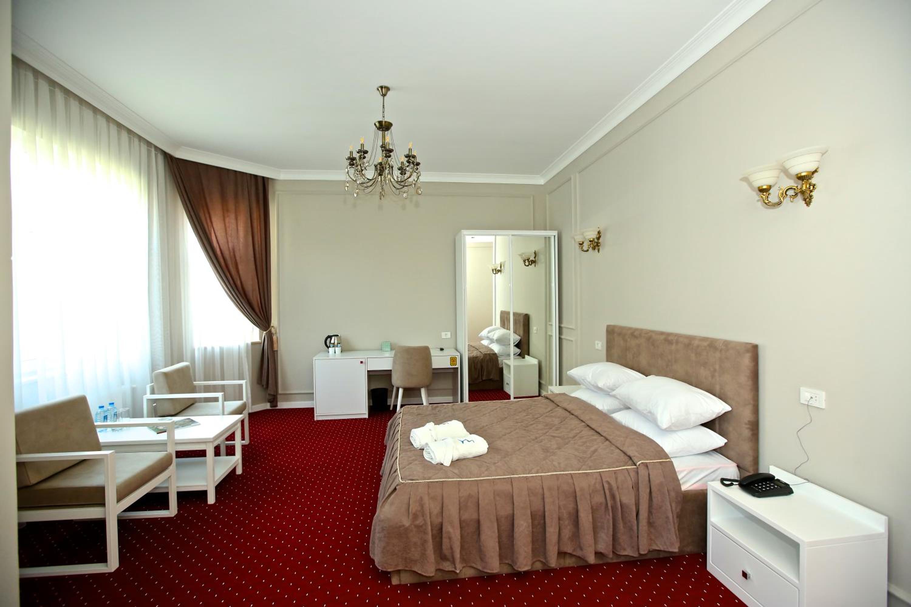 Deluxe Double Room with Balcony photo 3
