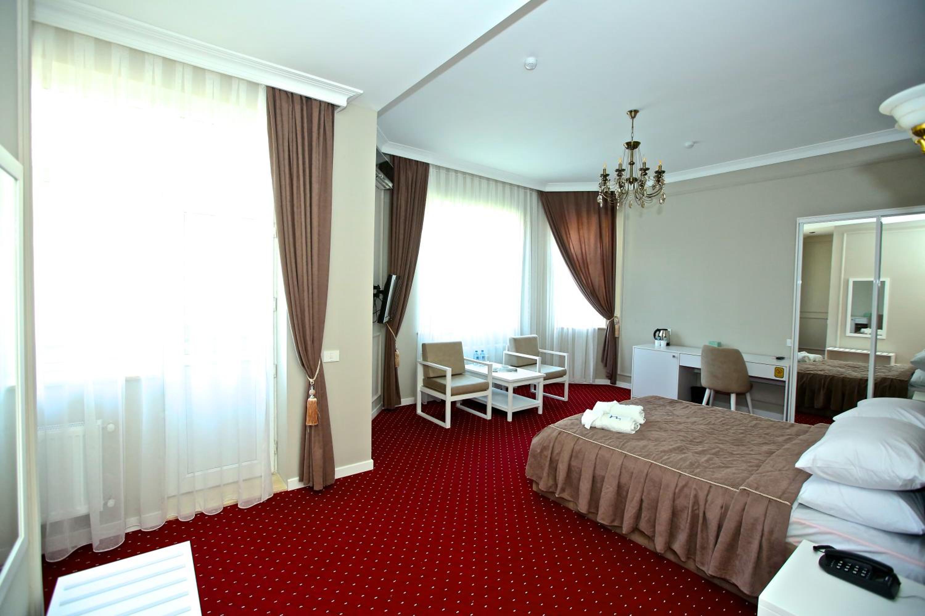Deluxe Double Room with Balcony photo 2
