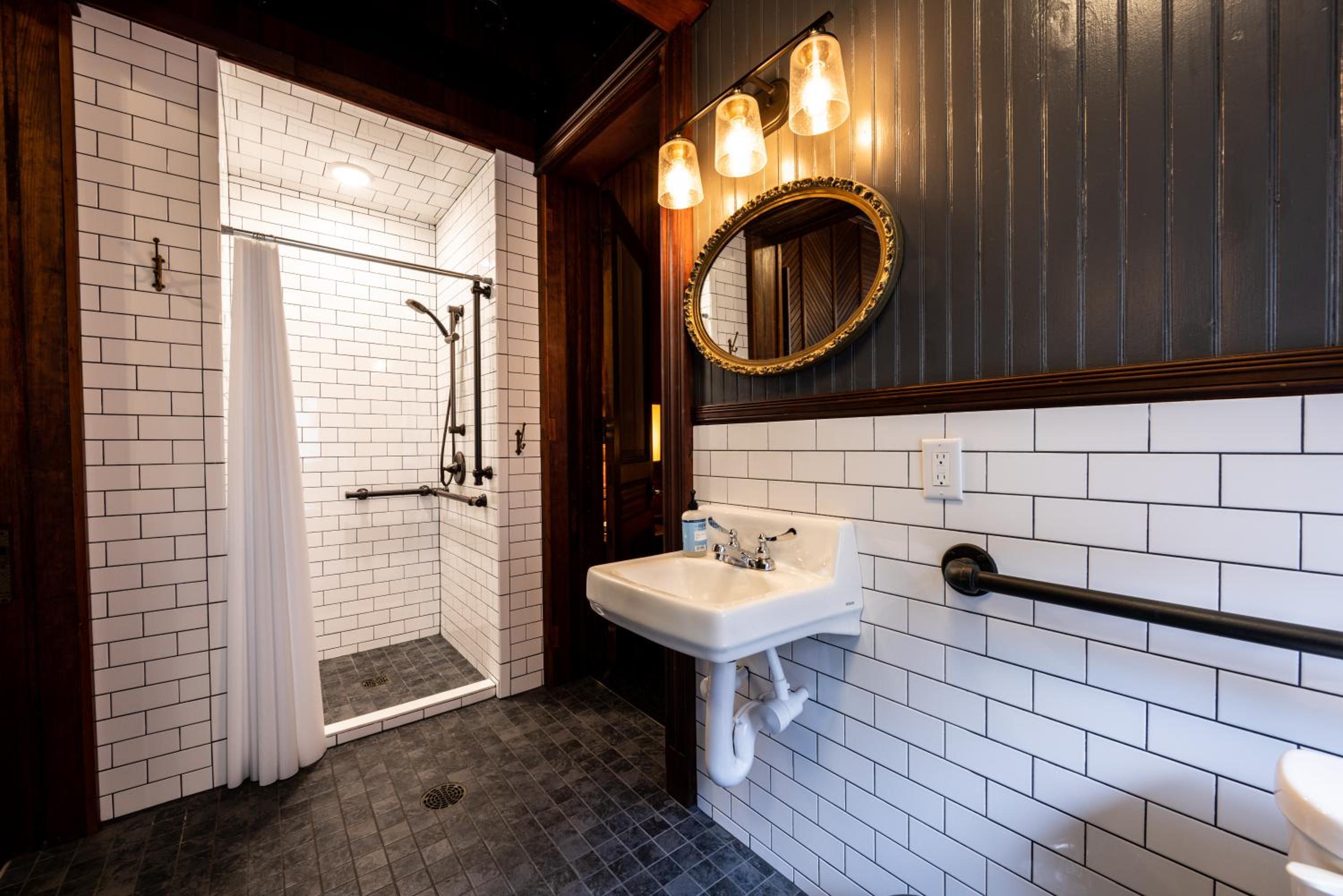 Deluxe Queen Suite - Photo 9