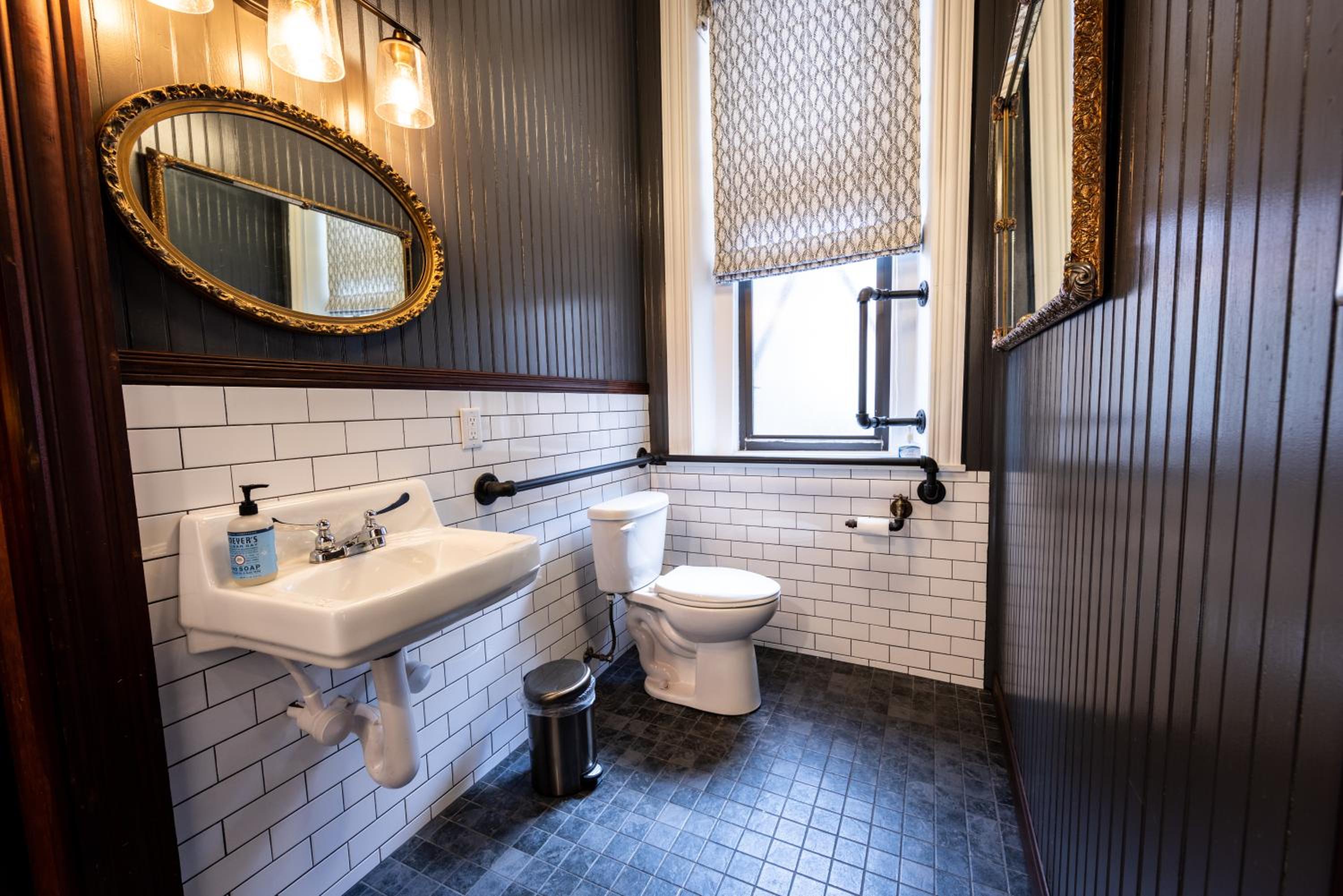 Deluxe Queen Suite - Photo 8