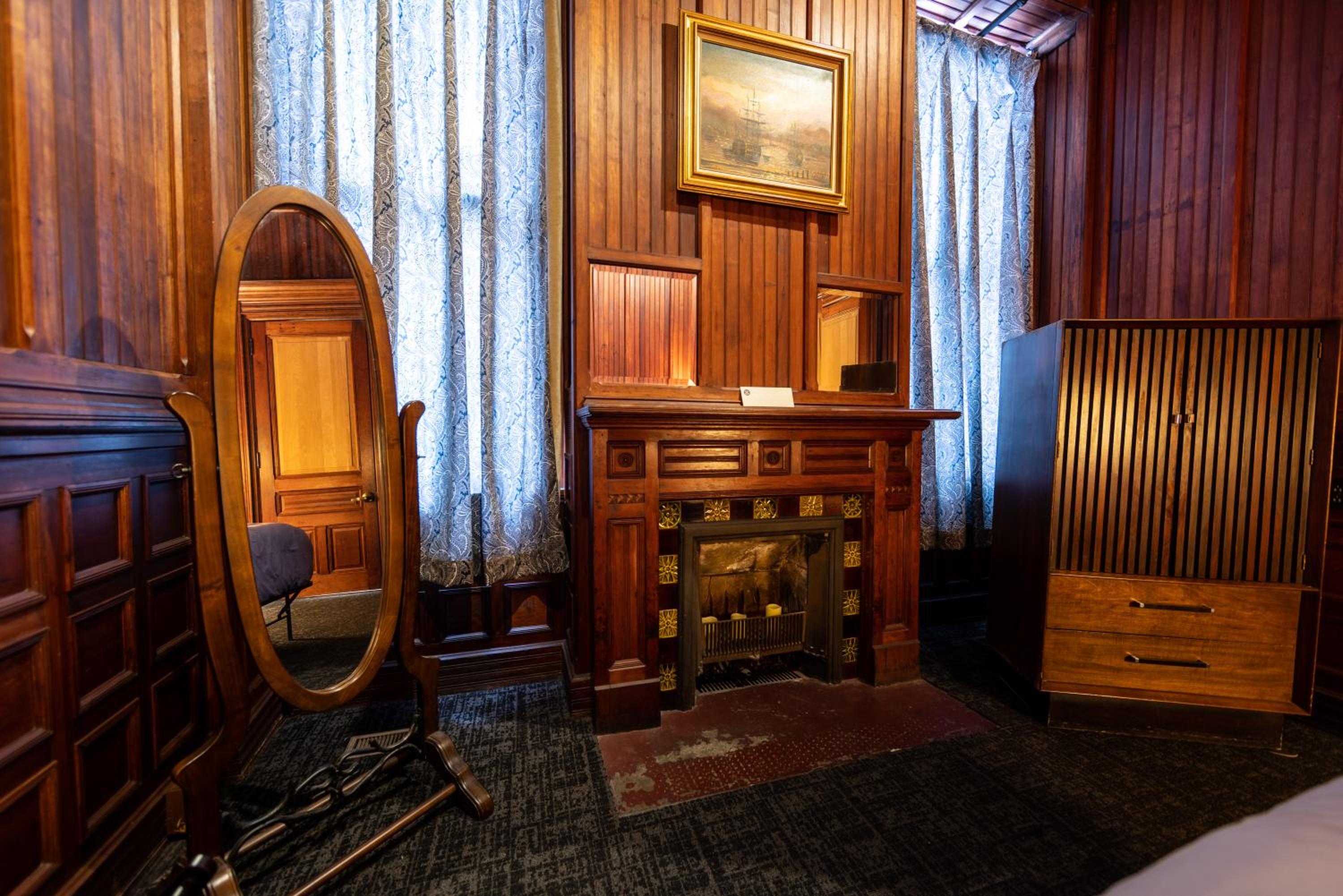 Deluxe Queen Suite - Photo 2