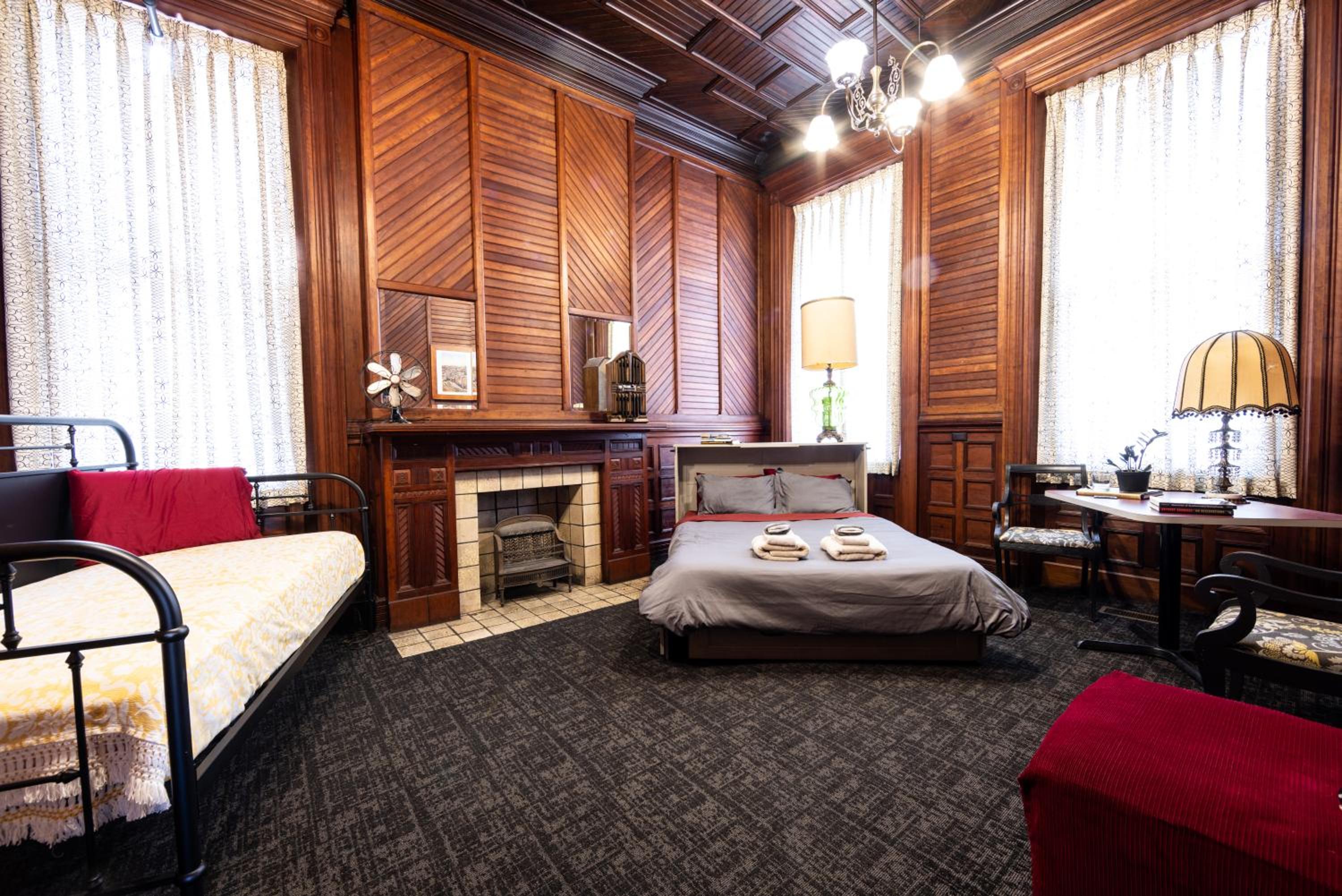 Deluxe Queen Suite - Photo 5