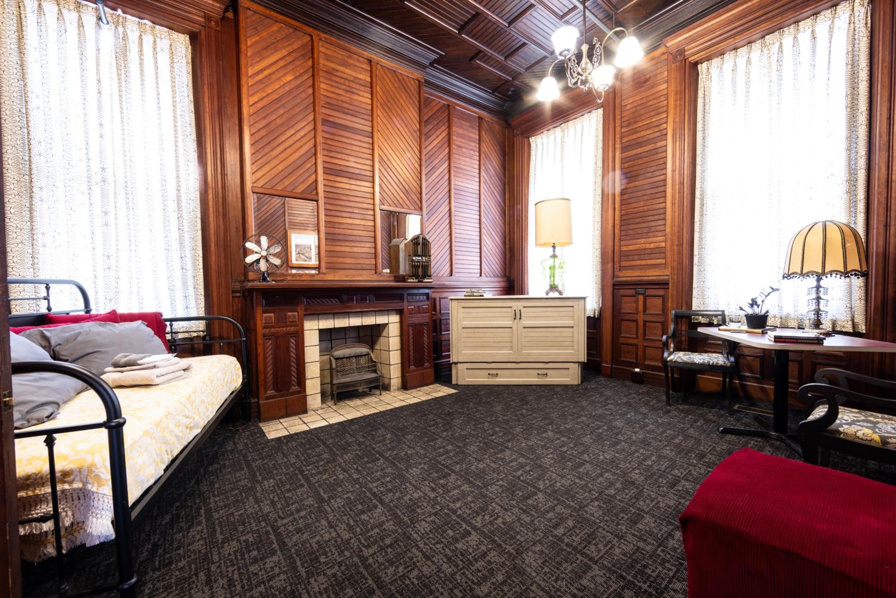 Deluxe Queen Suite - Photo 4