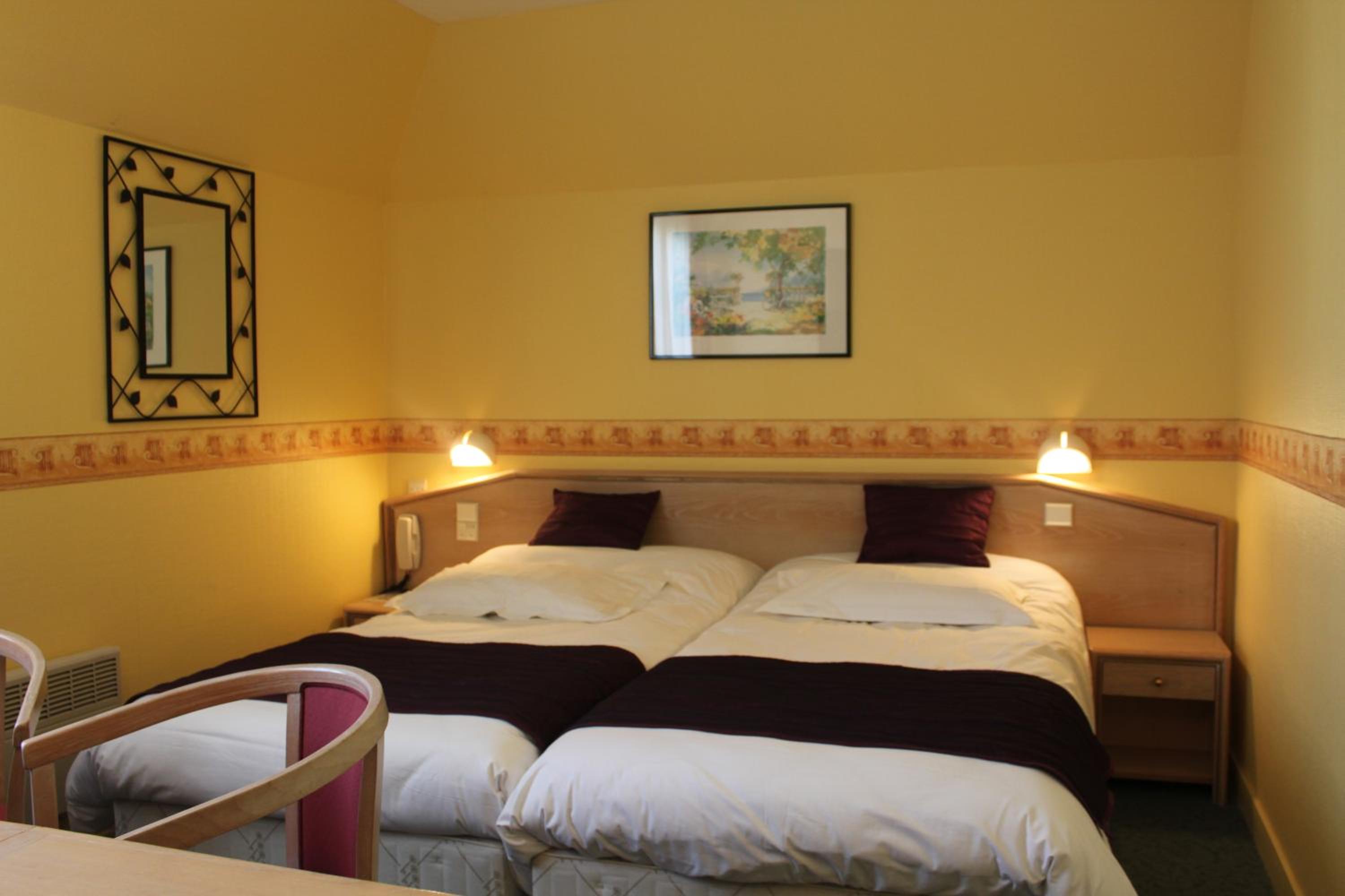 Standard Twin Room - Photo 4