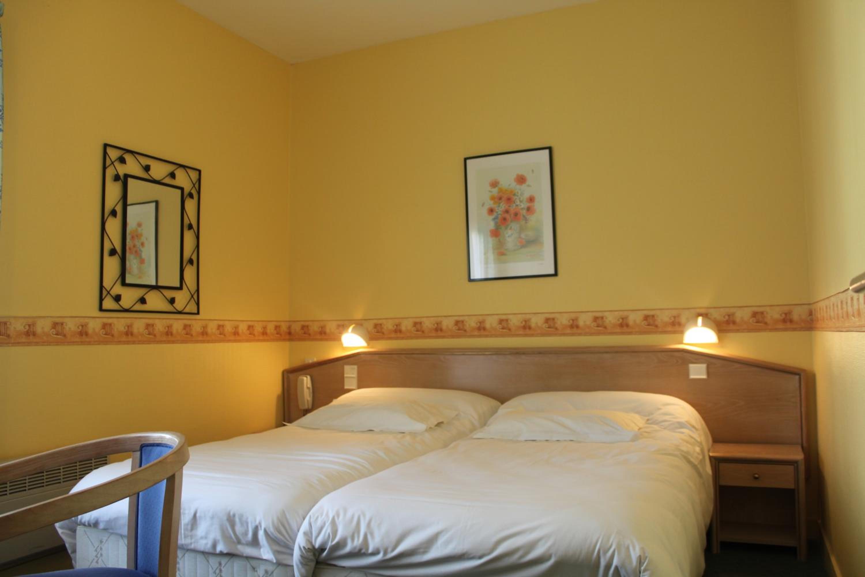 Standard Twin Room - Photo 3