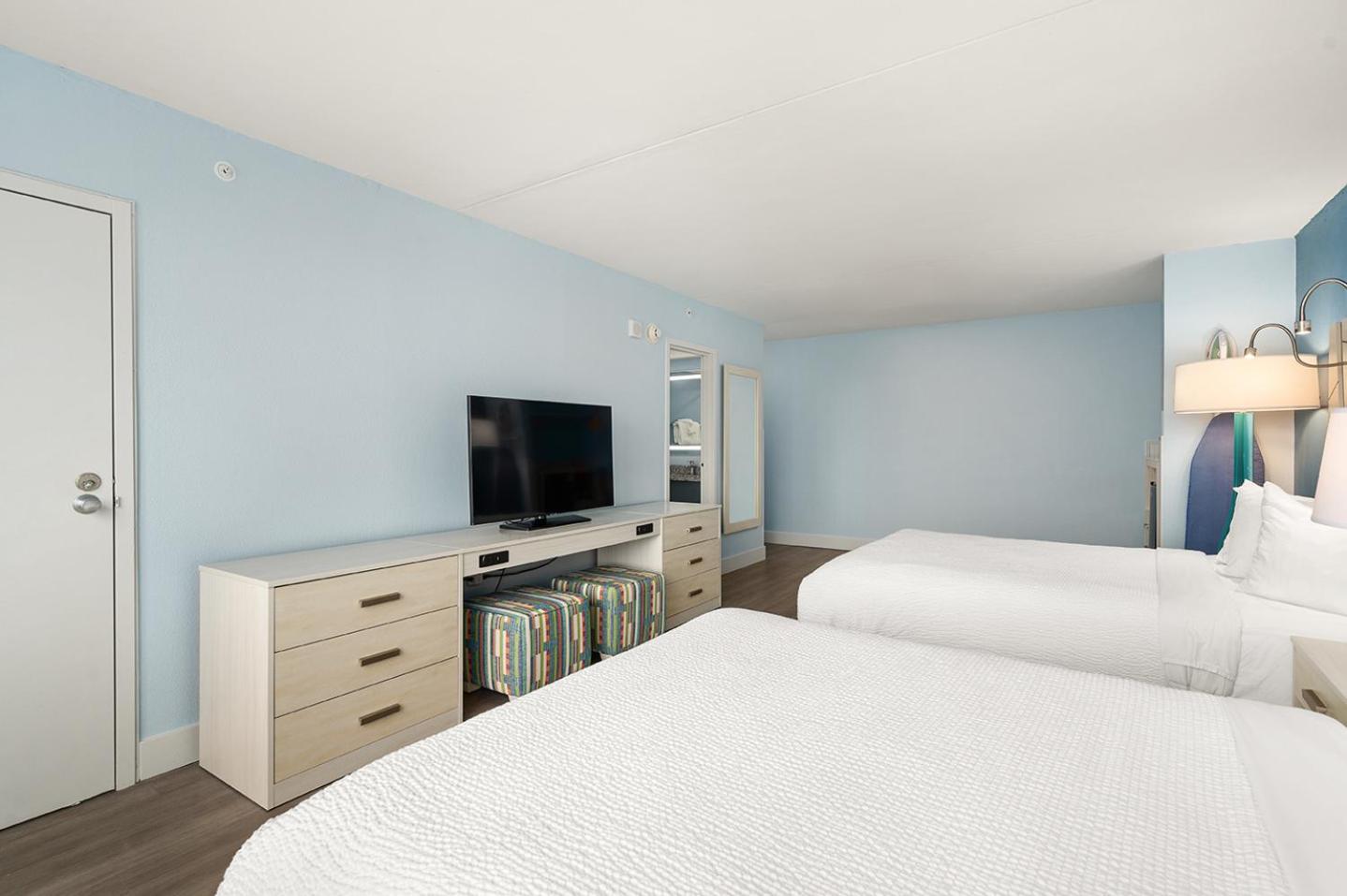 Standard Room with Two Queen Beds - No Pets Allowed - Photo 2