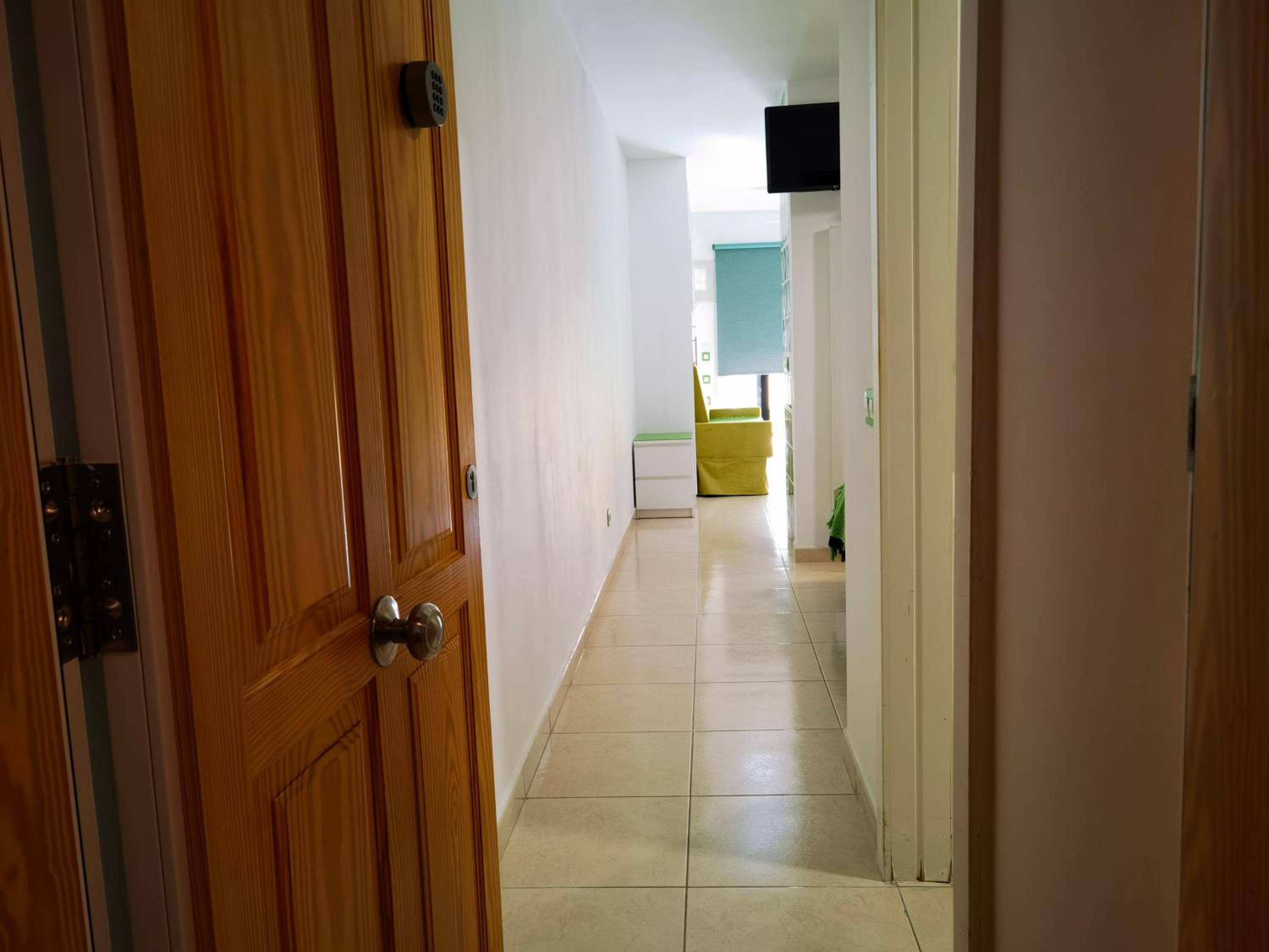 Apartamento con Terraza y Vista Lateral al Mar